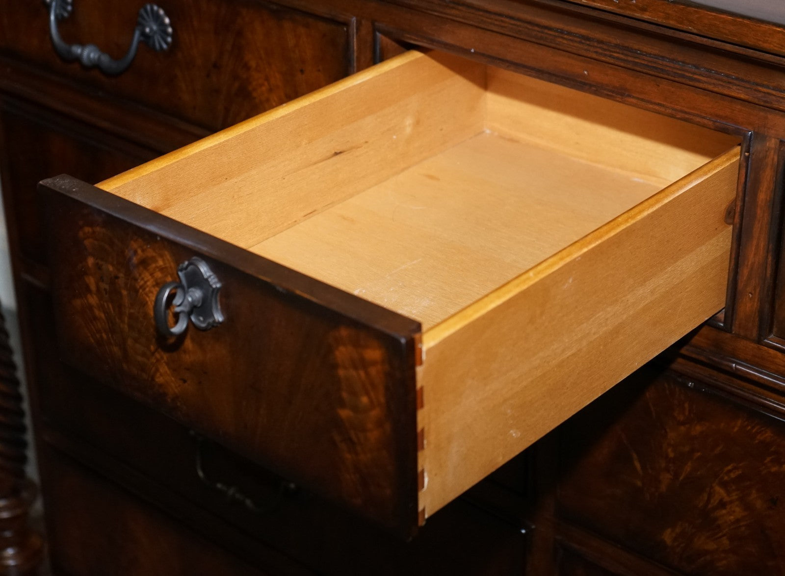 LARGE AMERICAN THOMASVILLE TRINIDAD BREAKFRONT SOLID DRESSER SIDEBOARD