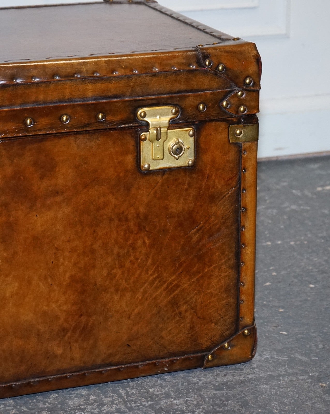 VINTAGE HAND DYED BROWN LEATHER LOCKABLE STORAGE STEAMER TRUNK COFFEE SIDE TABLE
