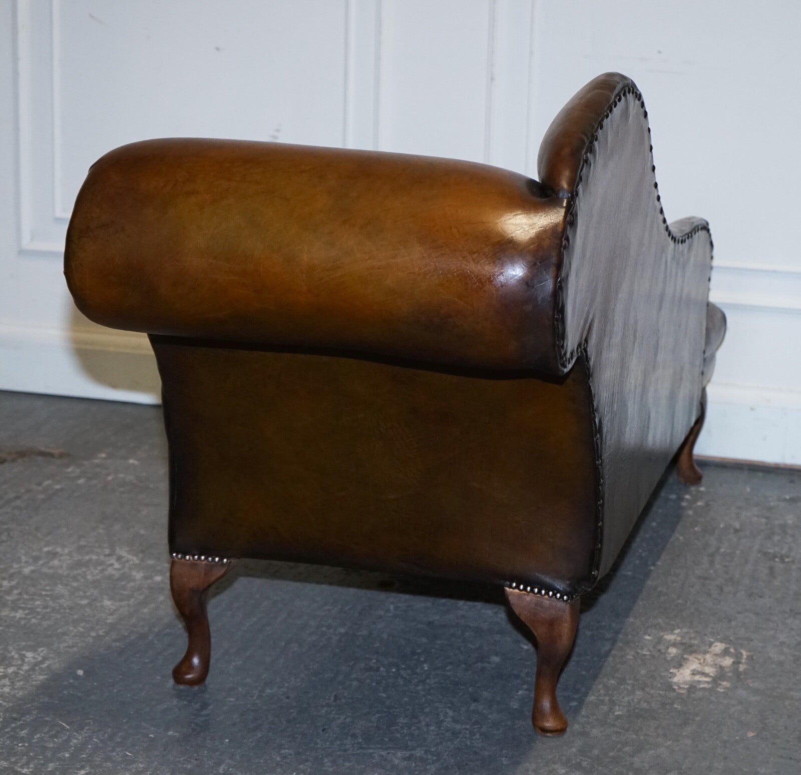 ANTIQUE RESTORED VICTORIAN BROWN LEATHER HAND DYED CHAISE LOUNGE SETTEE