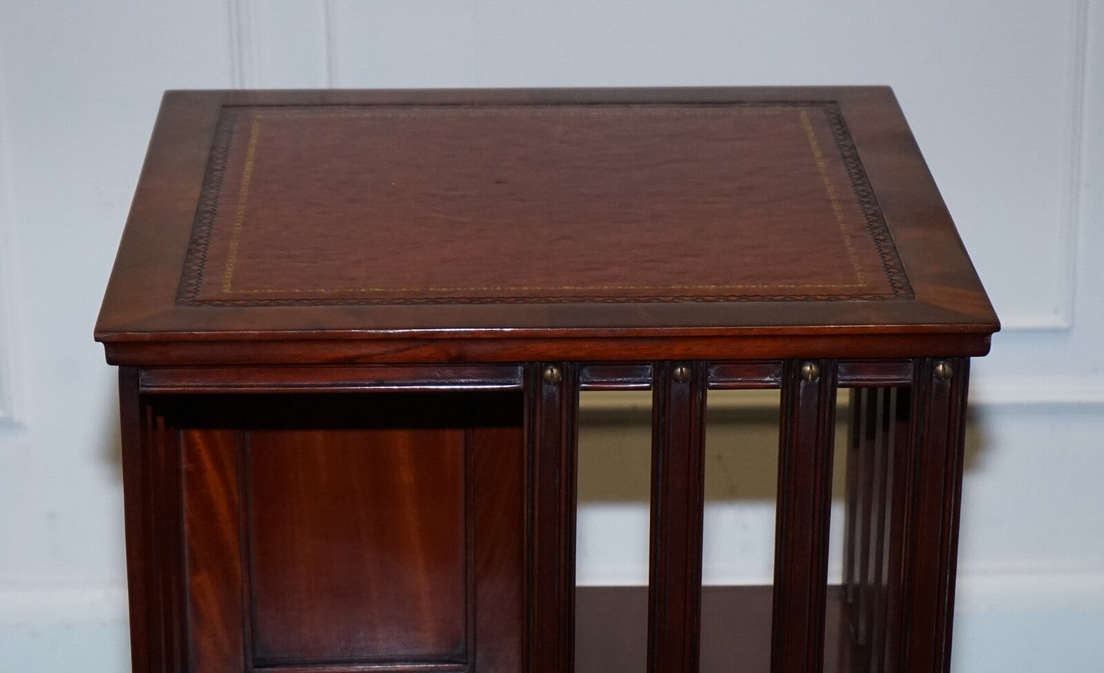 STUNNING REVIVAL INLAID REVOLVING BOOKCASE END TABLE WITH BROWN AGED LEATHER TOP