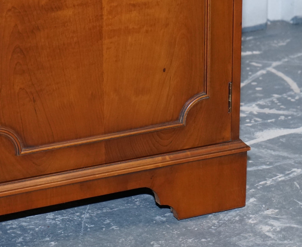 VINTAGE ENGLISH BURR YEW WOOD 3 DOOR GLAZED DISPLAY BOOKCASE CABiNET