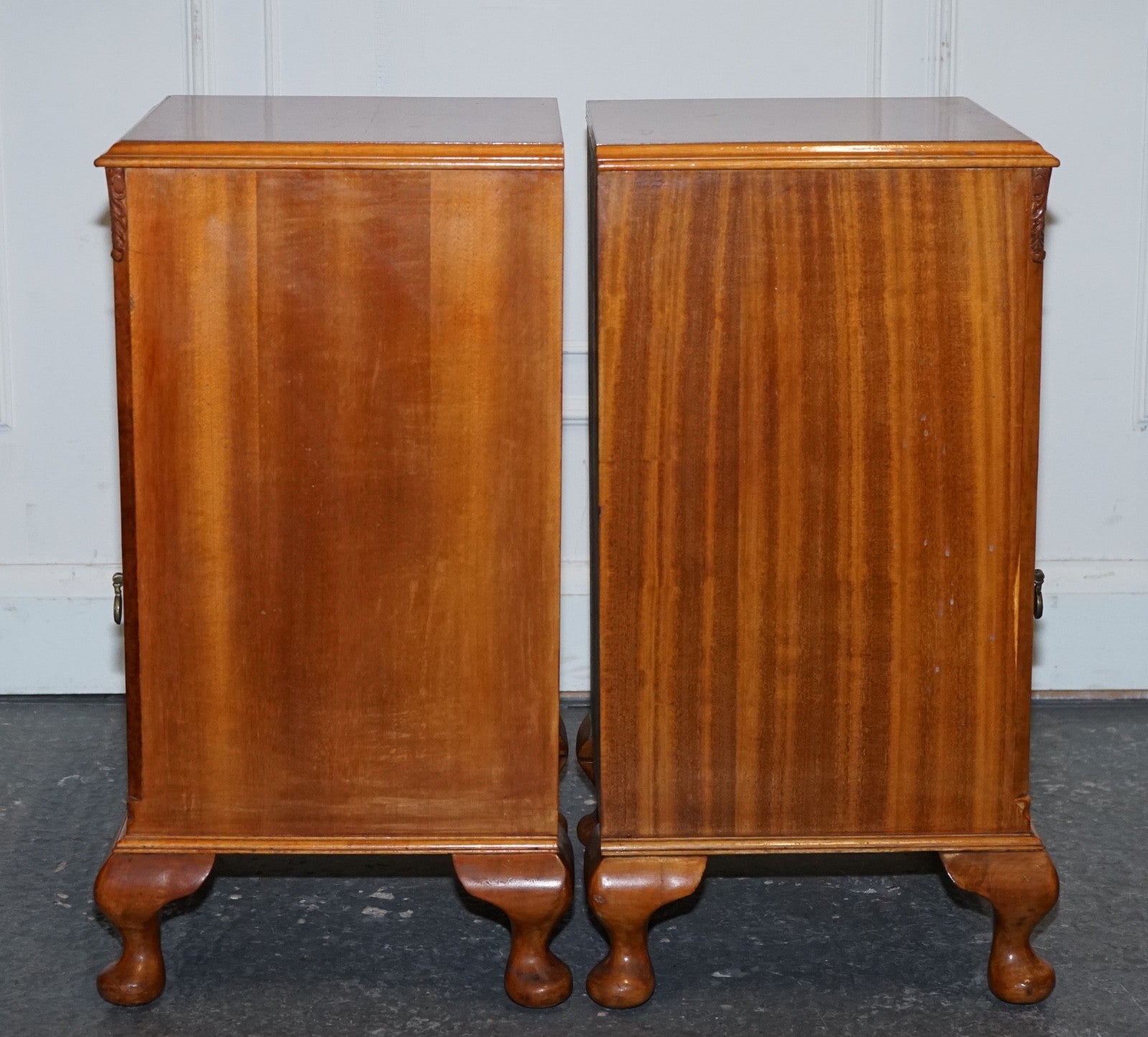 ANTIQUE PAIR OF ART DECO 1920'S LIGHT WALNUT  NIGHTSTANDS BEDSIDE TABLES