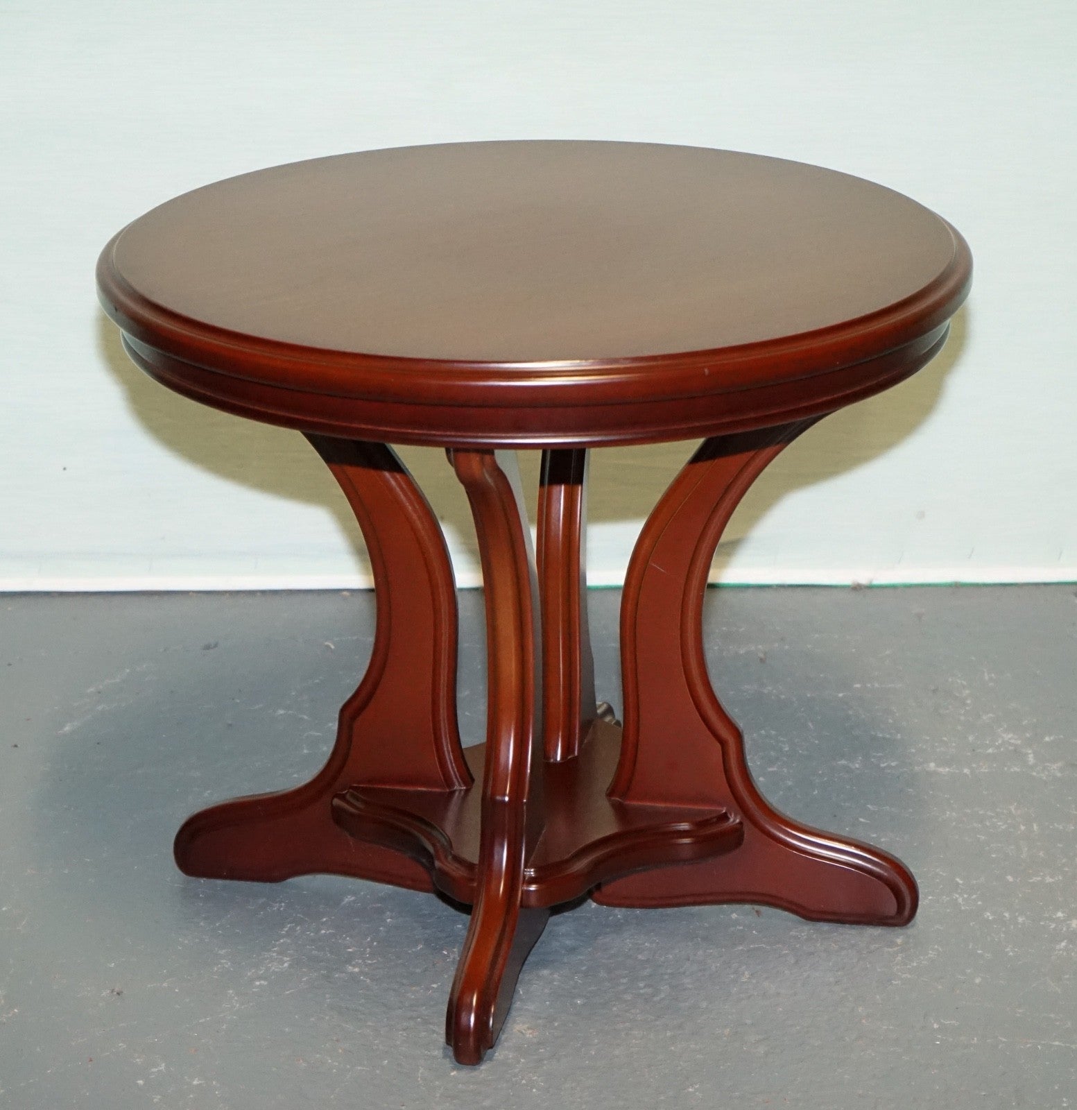 REGENCY STYLE CLASSIC ROUND SiDE TABLE PLANT TABLE