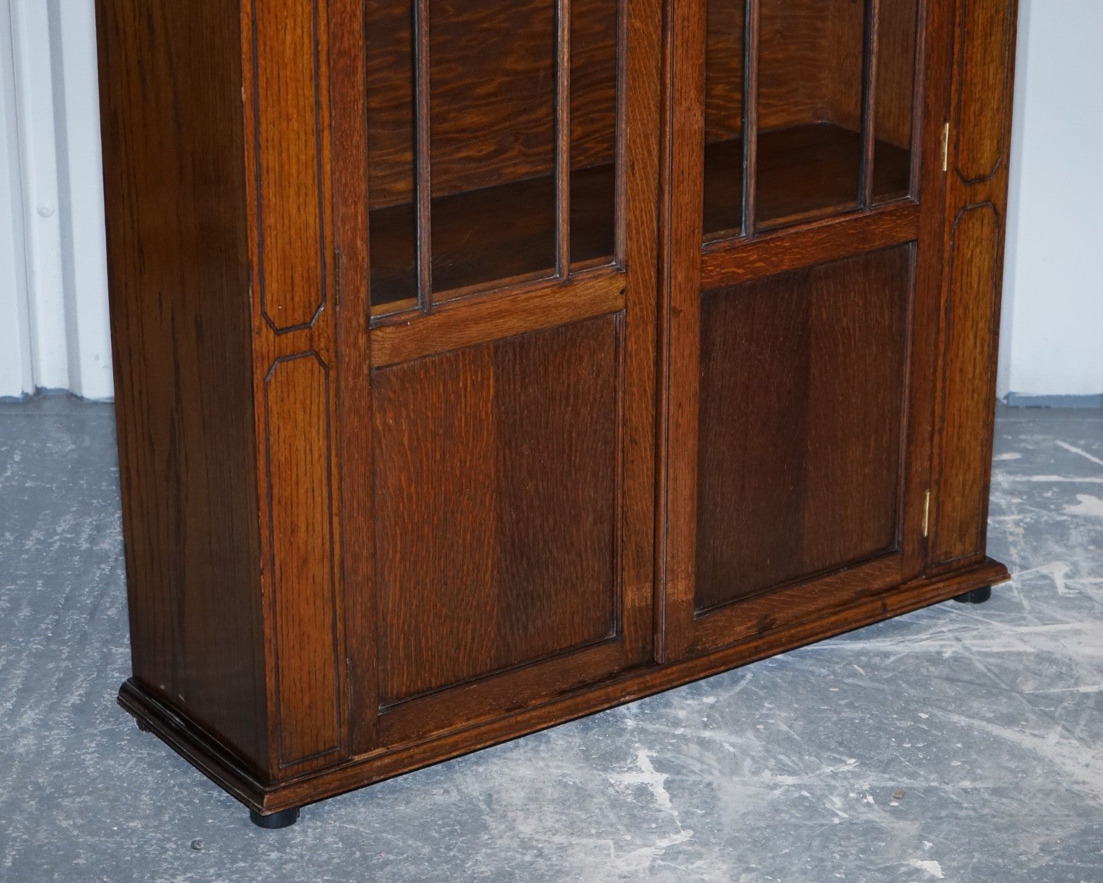 ANTIQUE CIRCA 1920'S ENGLISH OAK ART DECO CARVED BOOKCASE CABINET
