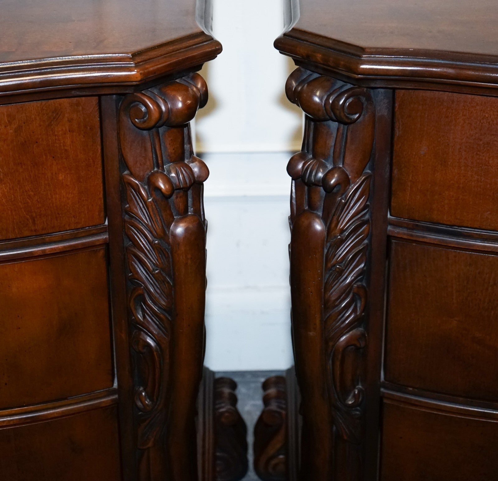 PAIR OF LARGE AMERICAN CHIPPENDALE STYLE NIGHTSTANDS BEDSIDE TABLES