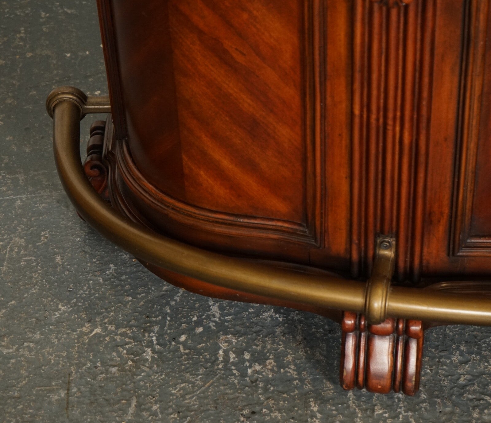 STUNNING HOWARD & MILLER STYLE AMERICAN BAR WITH GRANITE TOP & PAIR OF BARSTOOLS