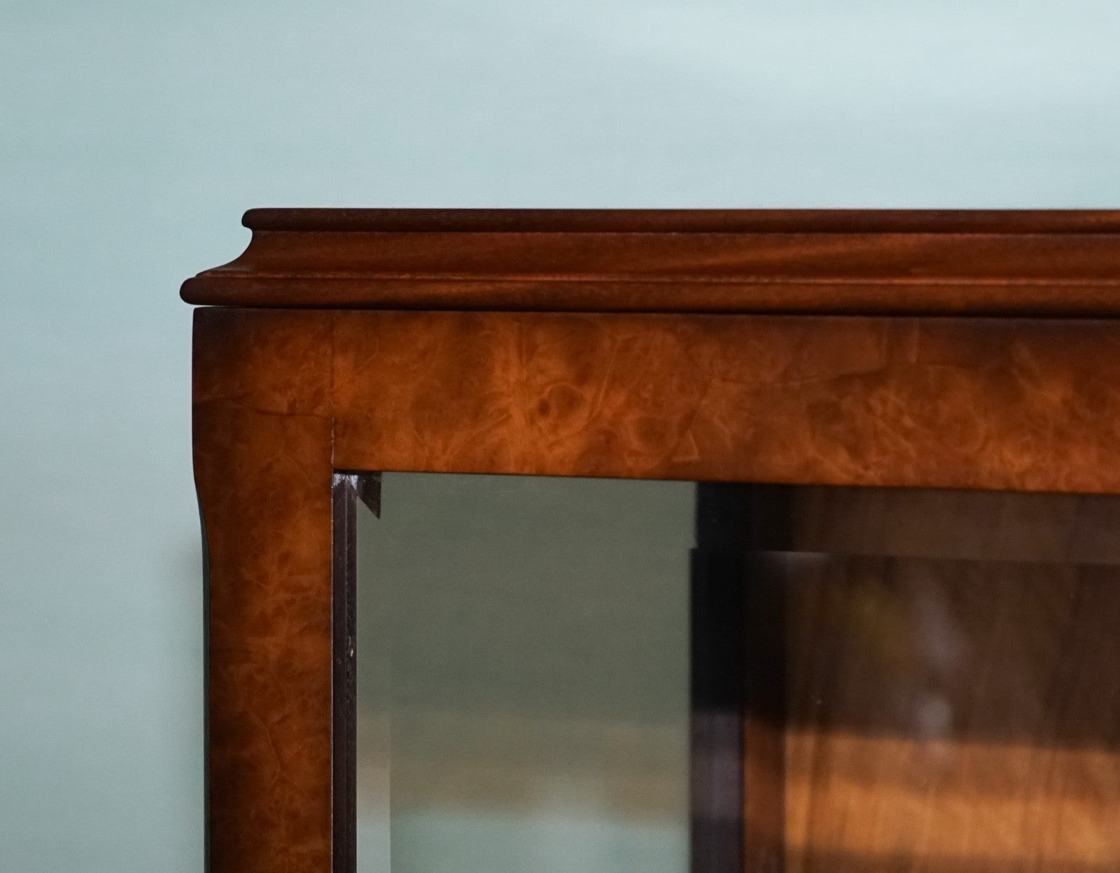 VINTAGE CARVED QUEEN ANNE STYLE DISPLAY CABiNET BOOKCASE