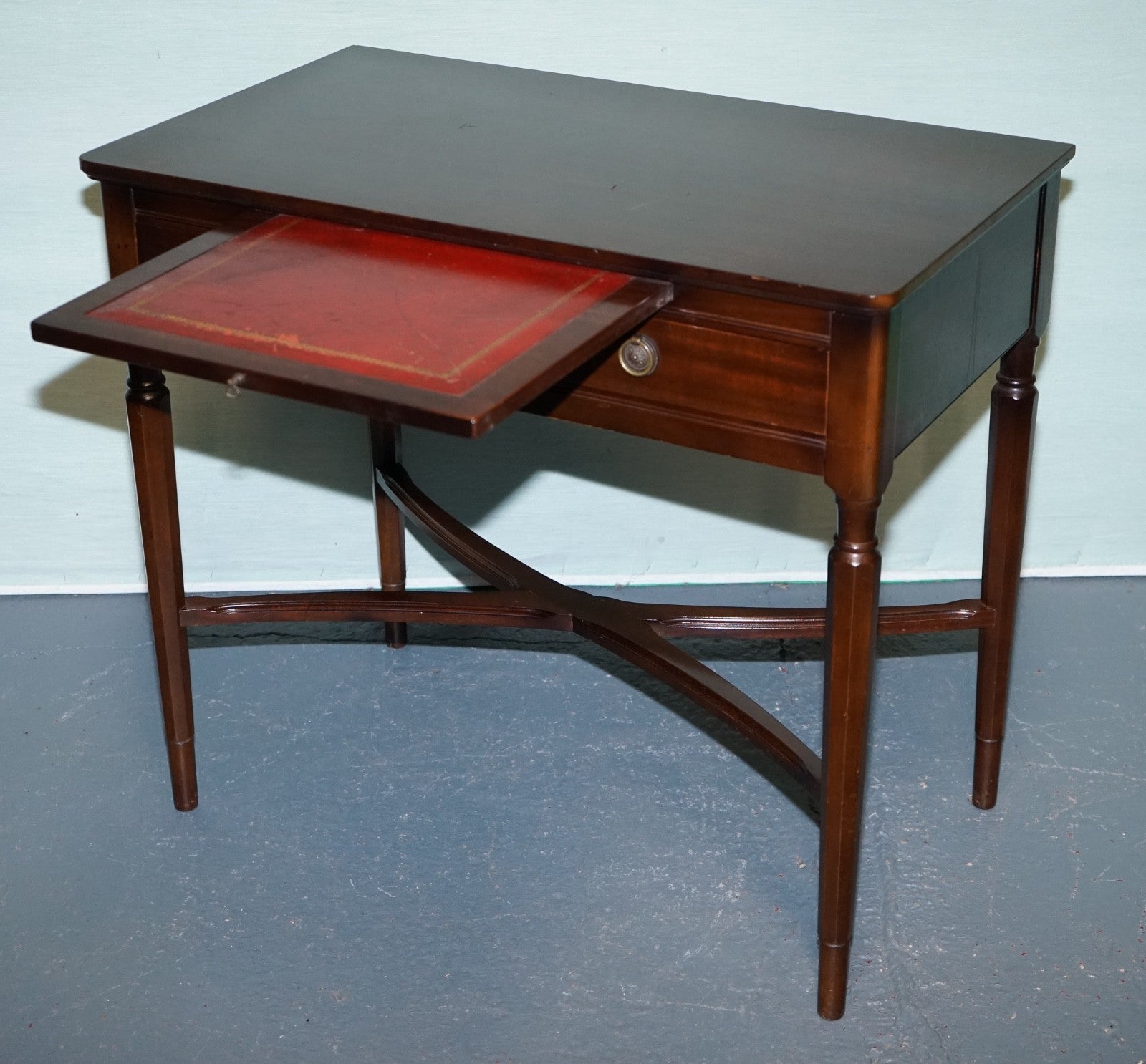 VINTAGE STRONGBOW GAME WRITING DESK WITH PULL OUT TRAY WITH LEATHER INLAY