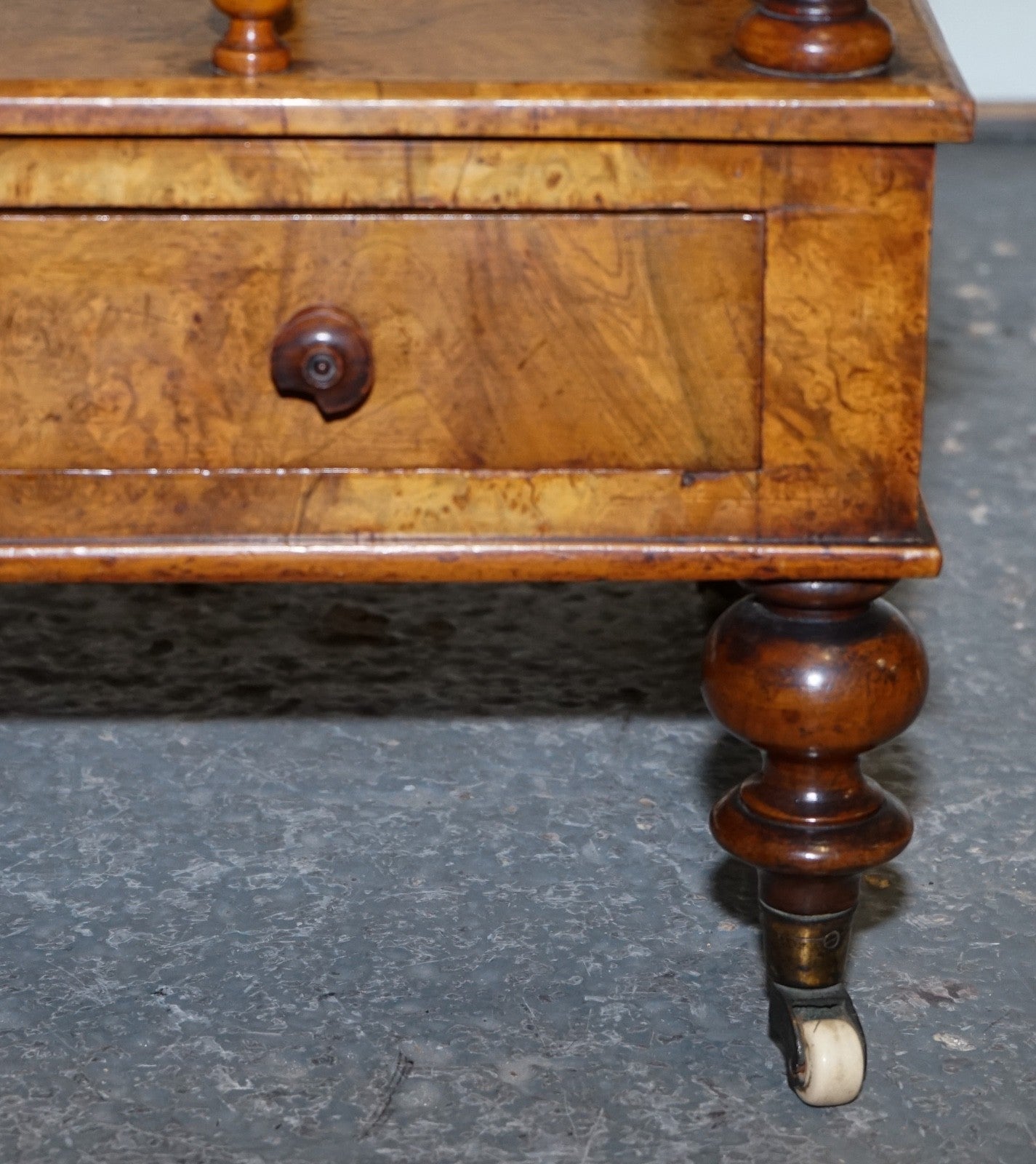 FINE ANTIQUE VICTORIAN 1860 BURR WALNUT CANTERBURY MAGAZINE RACK BOBBIN COLUMNS