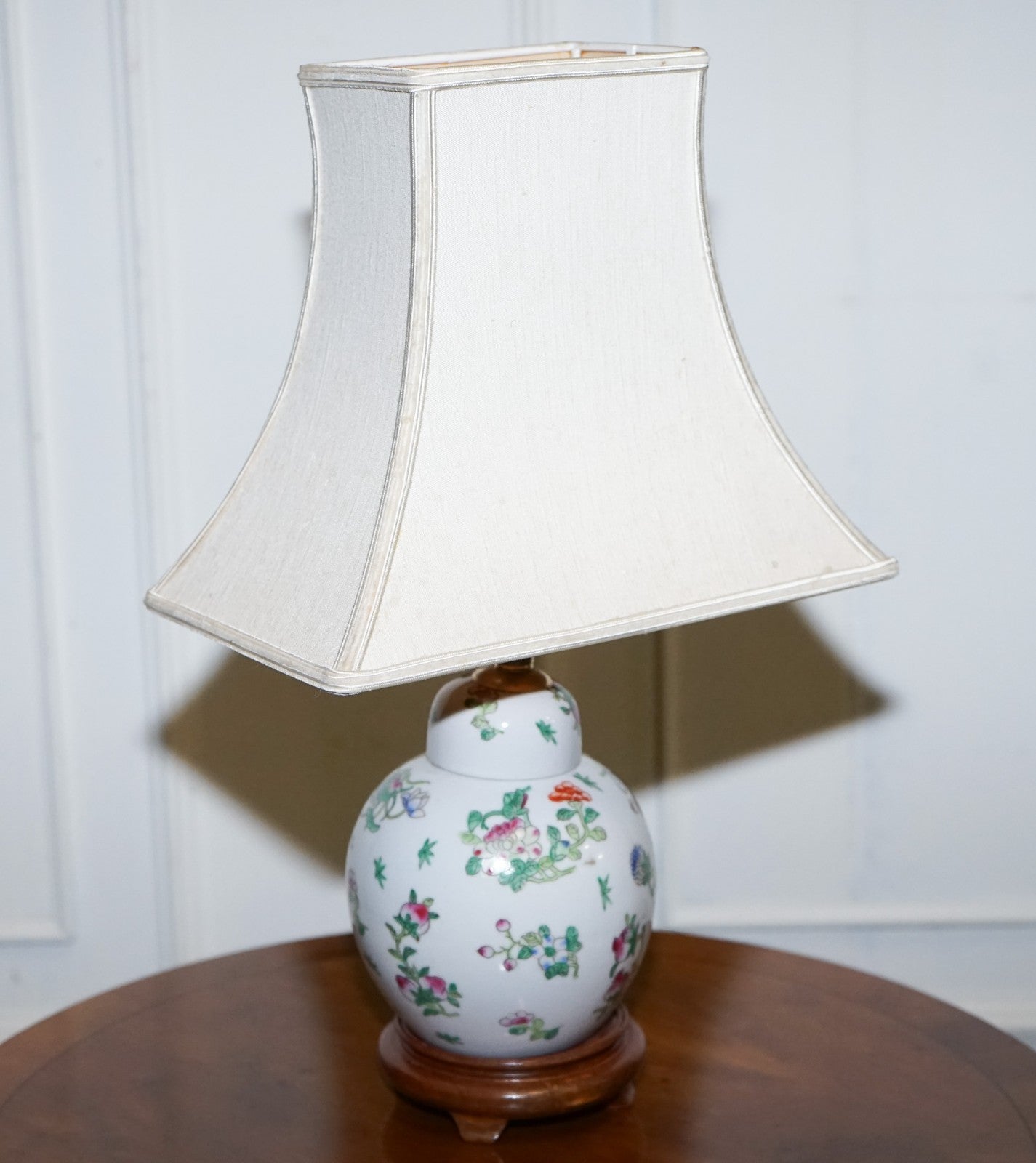 PAIR OF VINTAGE ORIENTAL ASIAN HAND PAINTED TABLE LAMPS WITH LAMP SHADES