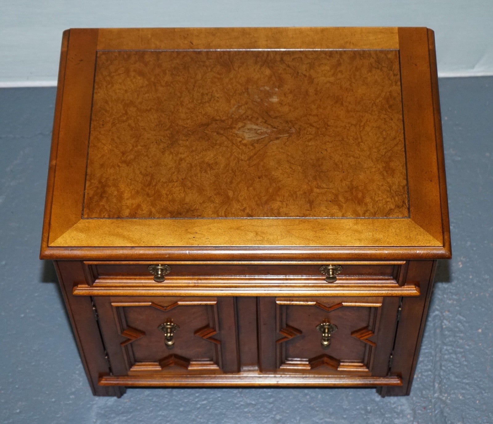 BAKER FURNITURE BURR WALNUT BEDSIDE CABINET WITH DRAWER AND CARVED DOORS