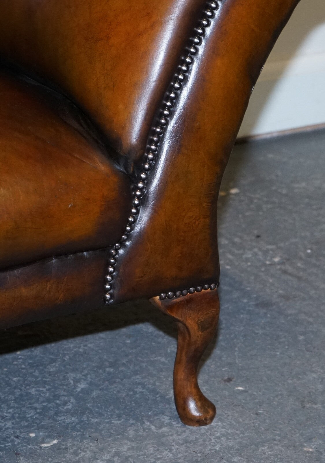 ANTIQUE RESTORED VICTORIAN BROWN LEATHER HAND DYED CHAISE LOUNGE SETTEE