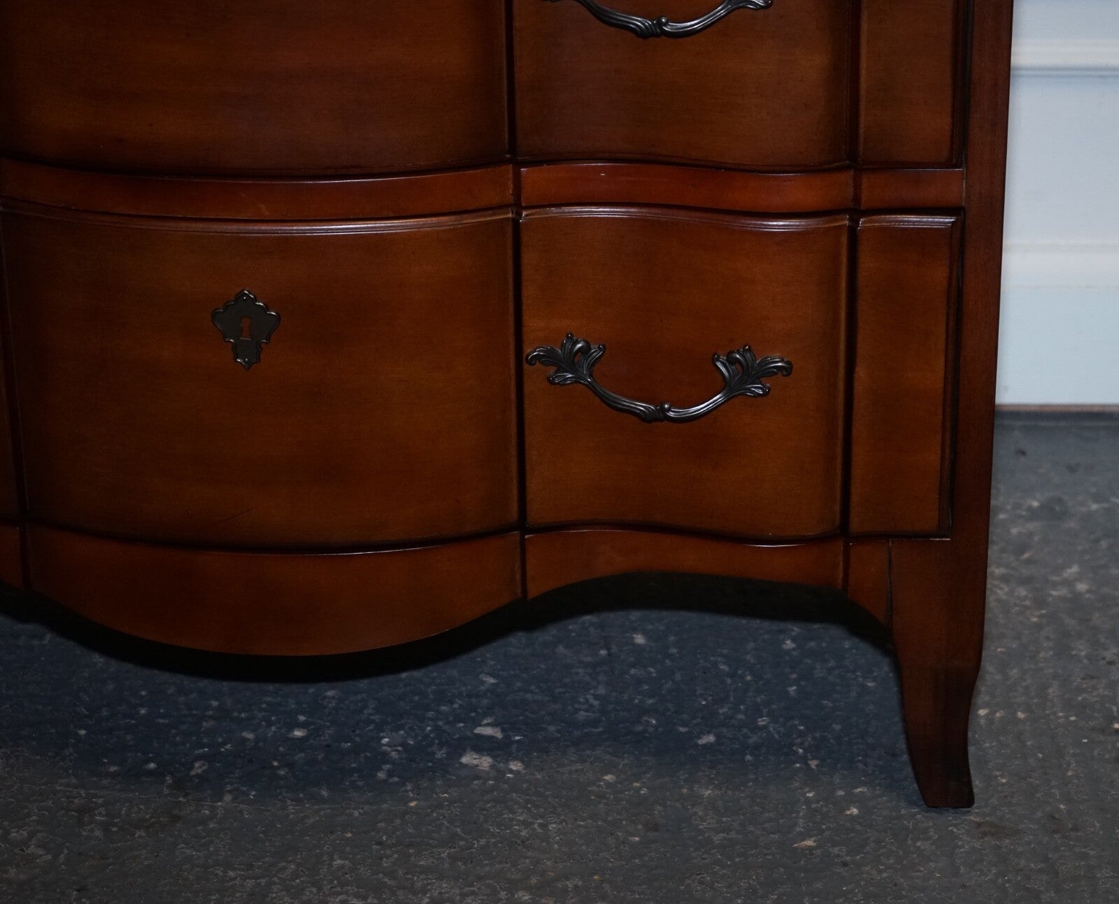 RALPH LAUREN VINTAGE GEORGIAN STYLE SERPENTINE FRONTED HARDWOOD CHEST OF DRAWERS