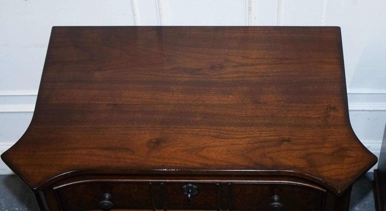 LARGE PAIR OF AMERICAN THOMASVILLE TRINIDAD NIGHTSTANDS BEDSIDE TABLES