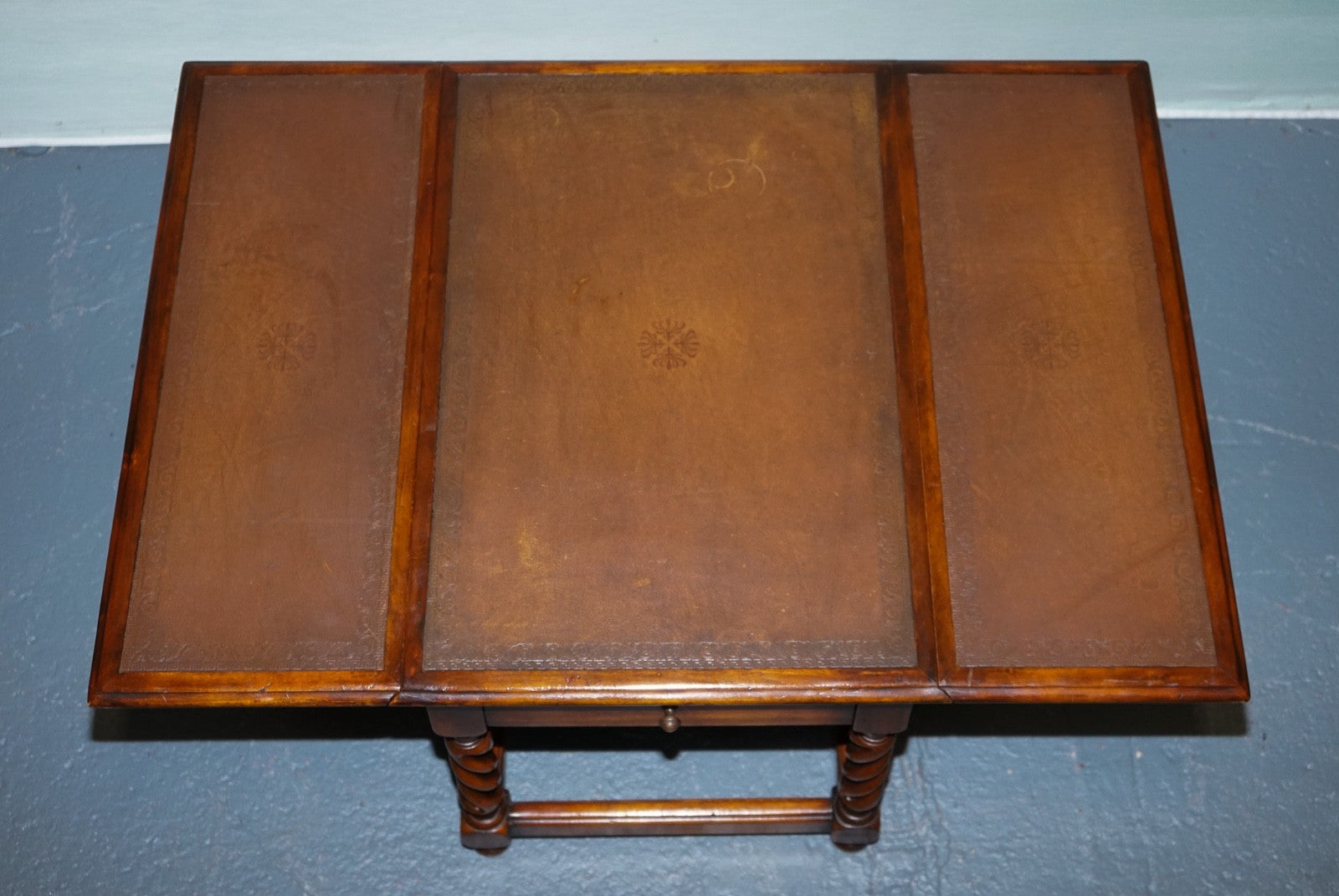 ELEGANT THEODORE ALEXANDER DROP LEAF BARLEY TWIST TABLE WITH LEATHER TOP