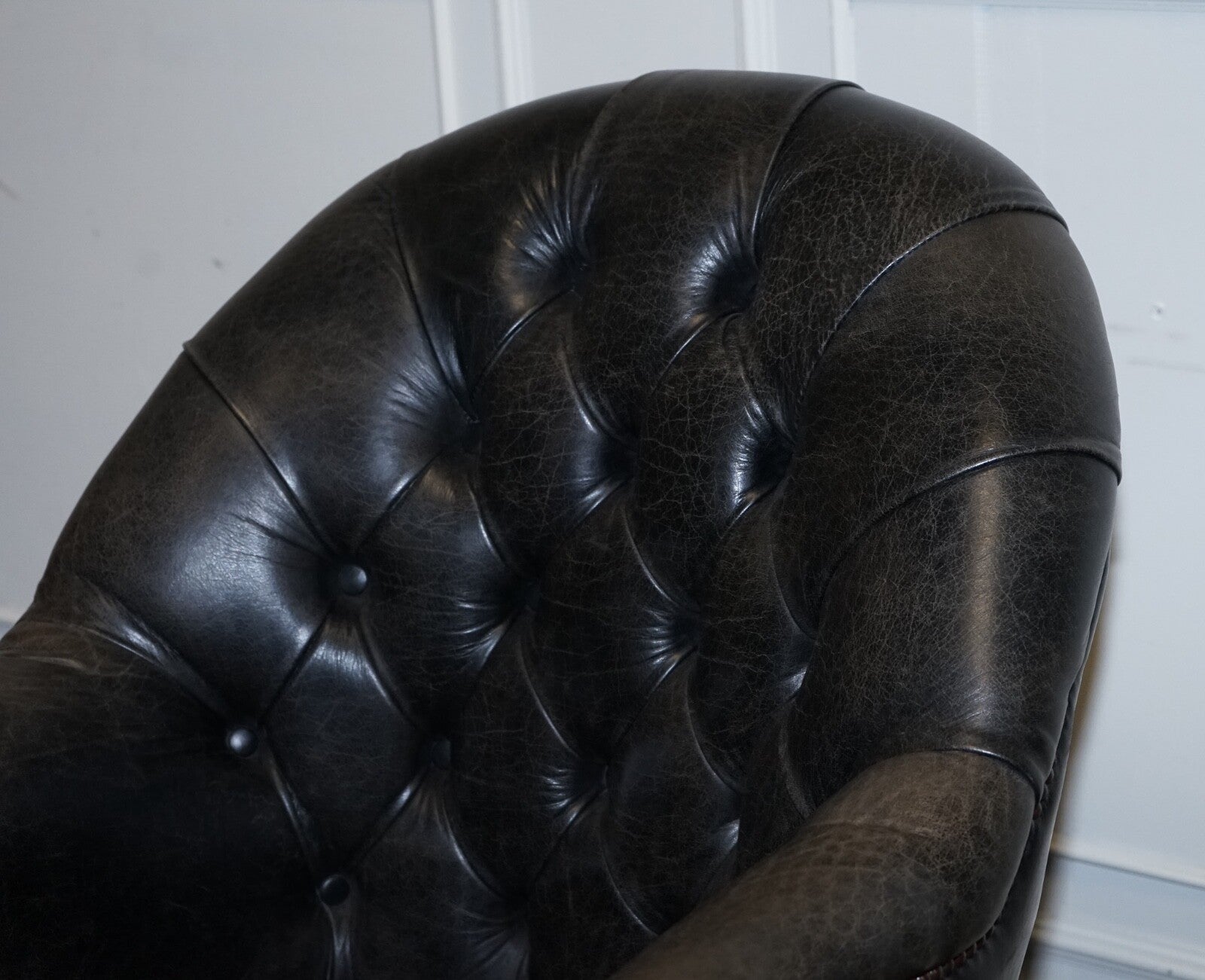 VINTAGE CHESTERFIELD DARK AGED GREY LEATHER DIRECTORS SWIFEL CAPTAINS CHAIR