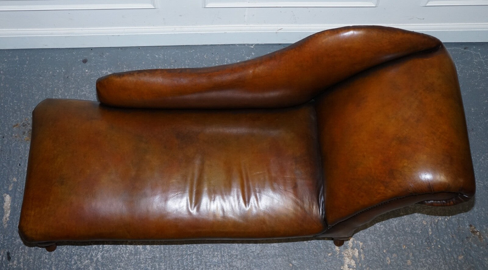 ANTIQUE RESTORED VICTORIAN BROWN LEATHER HAND DYED CHAISE LOUNGE SETTEE