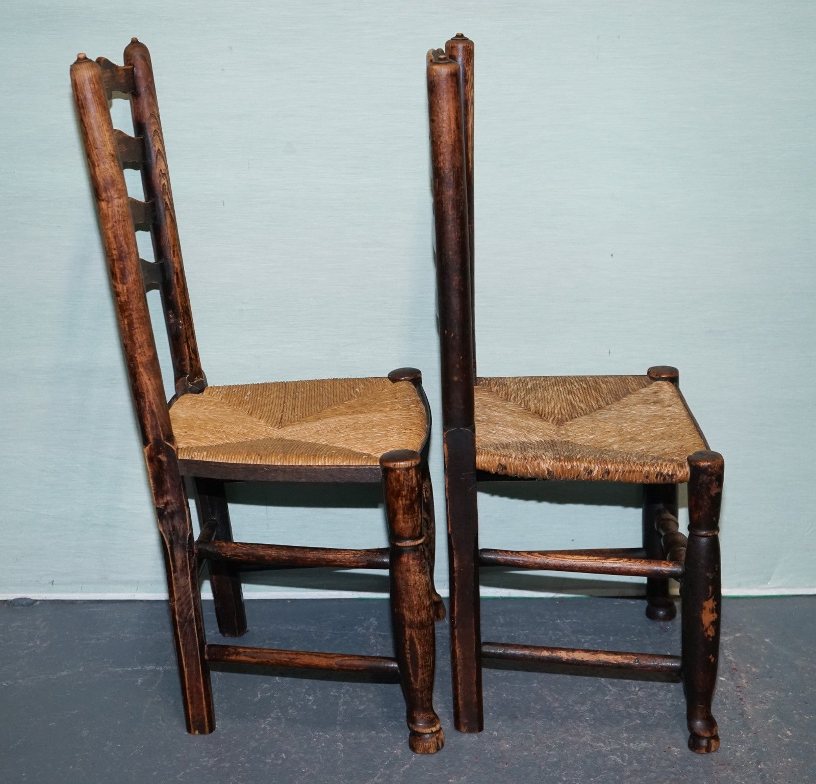 SET OF FOUR SOLID OAK COUNTRY HOUSE STRAW SEAT LADDER BACK DINING CHAIRS
