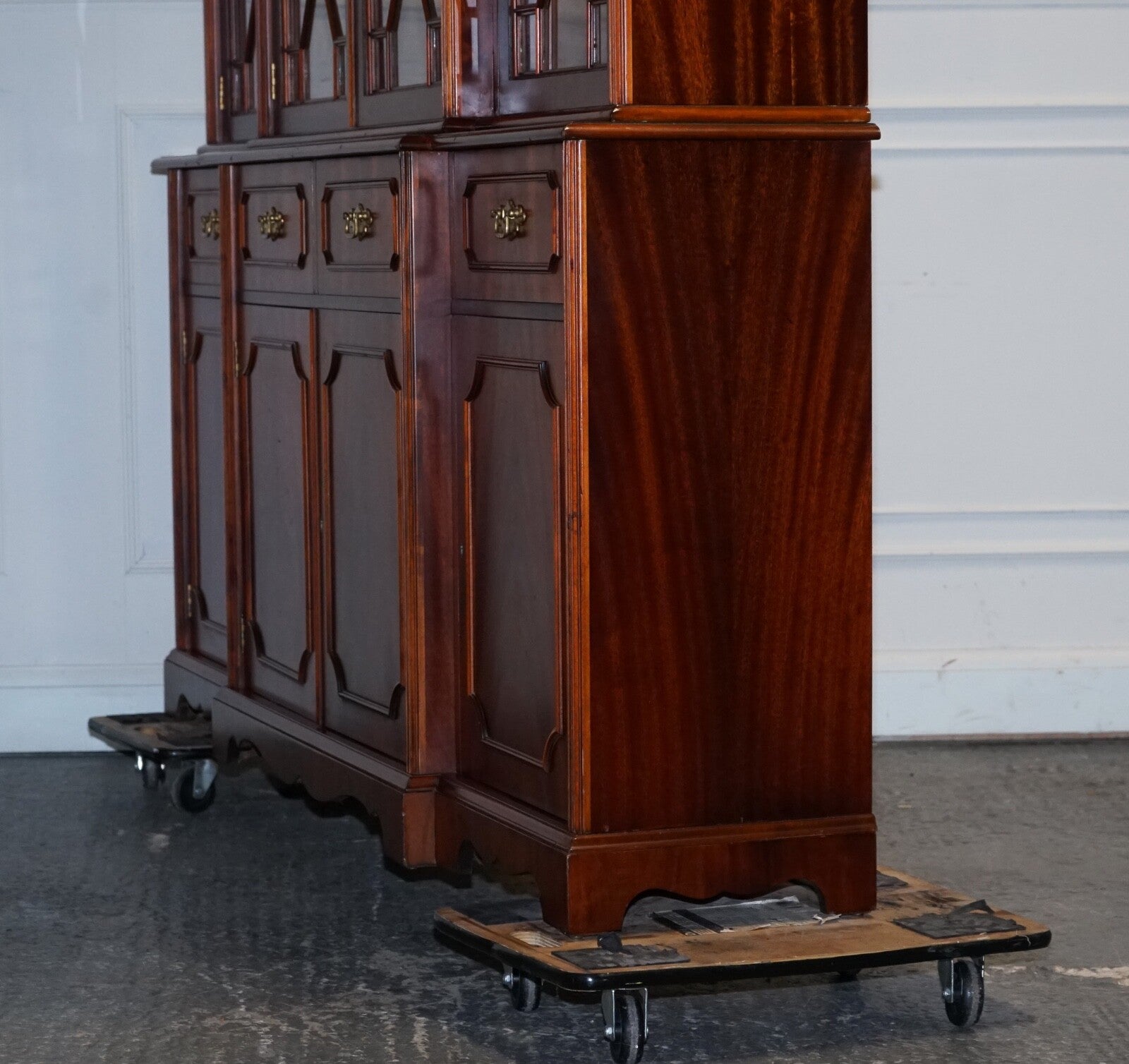 VINTAGE GEORGIAN STYLE FLAMED HARDWOOD BREAKFRONT DISPLAY CABiNET BOOKCASE