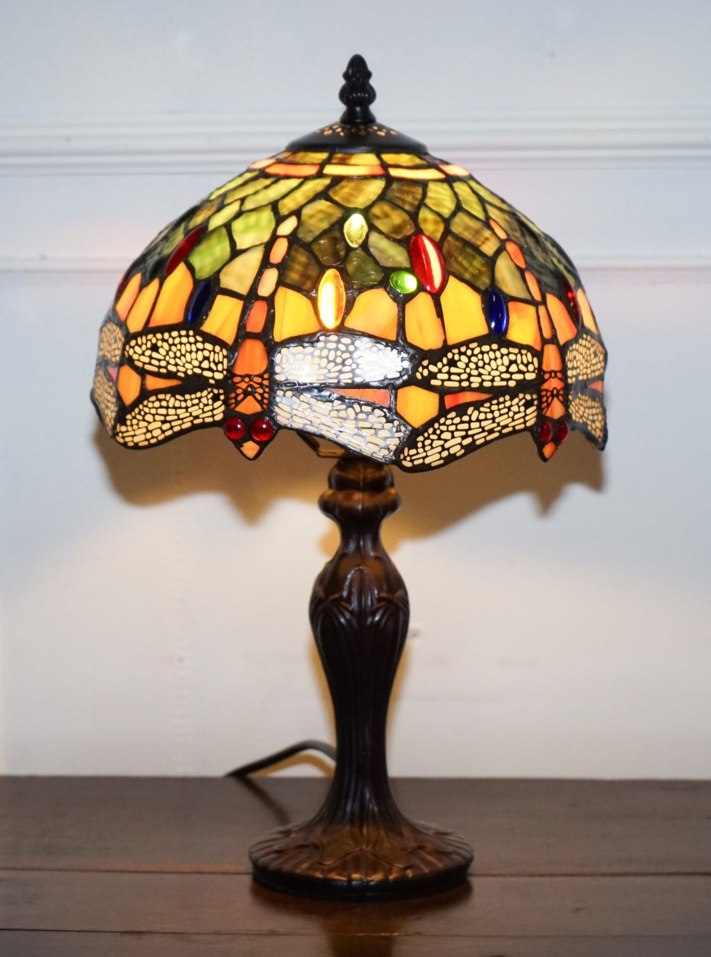 VINTAGE TIFFANY STYLE STAINED COLOURFUL GLASS WITH DRAGONFLY TABLE LAMP