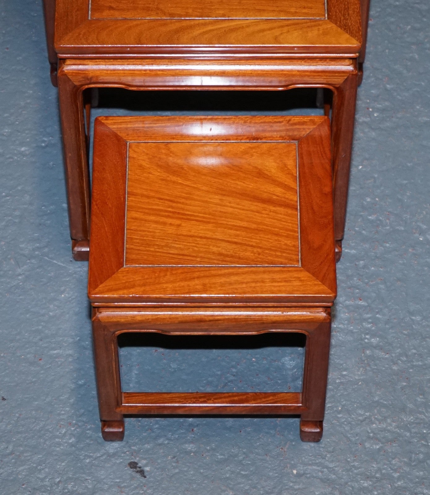 VINTAGE ORIENTAL CHINESE TEAK NESTING TABLES MINIMALIST DESiGN