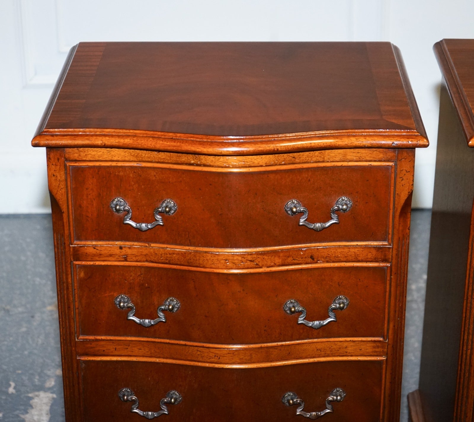 PAIR OF SERPENTINE GEORGIAN STYLE  NIGHTSTANDS BEDSIDE TABLES WITH FOUR DRAWERS