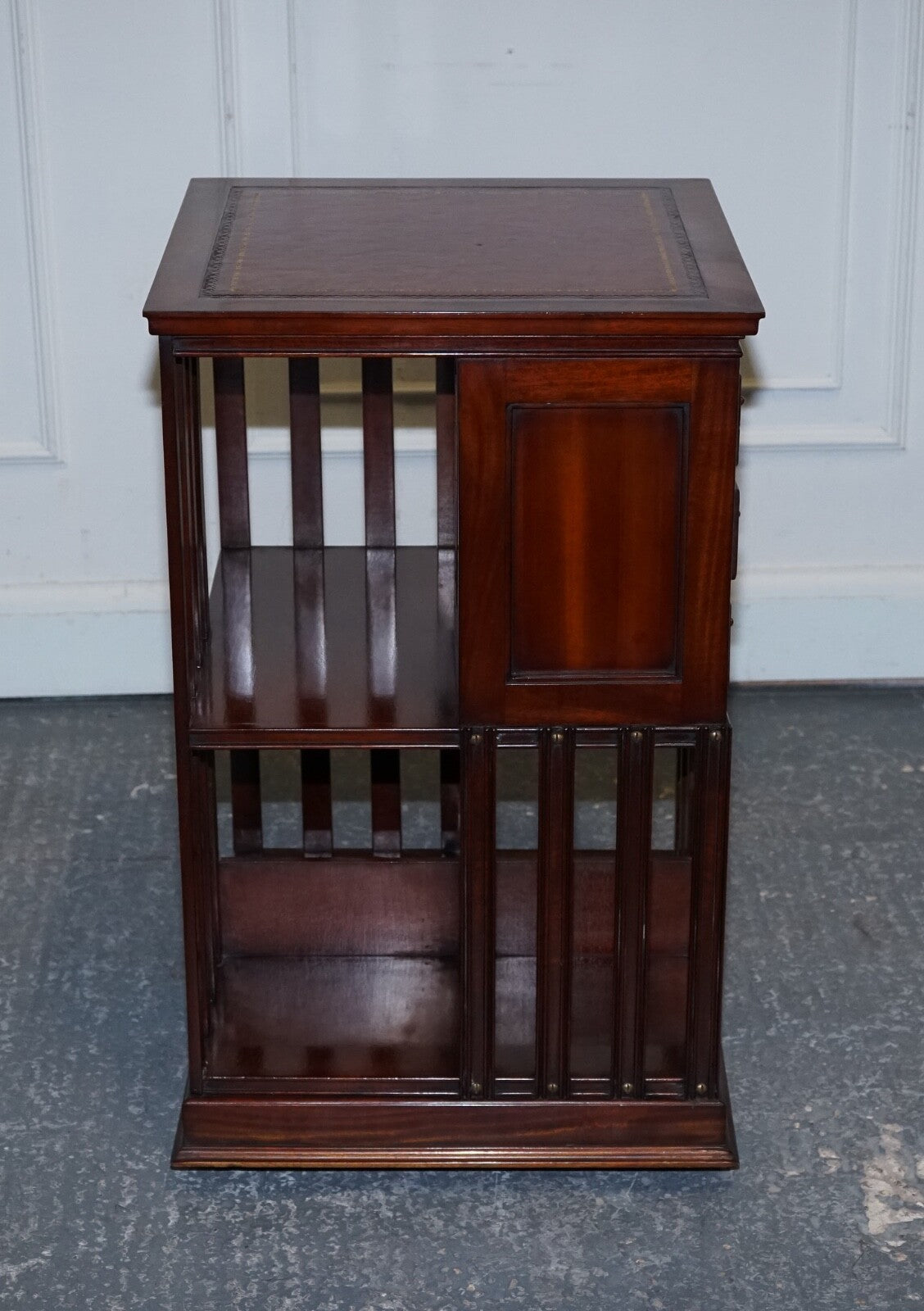 STUNNING REVIVAL INLAID REVOLVING BOOKCASE END TABLE WITH BROWN AGED LEATHER TOP