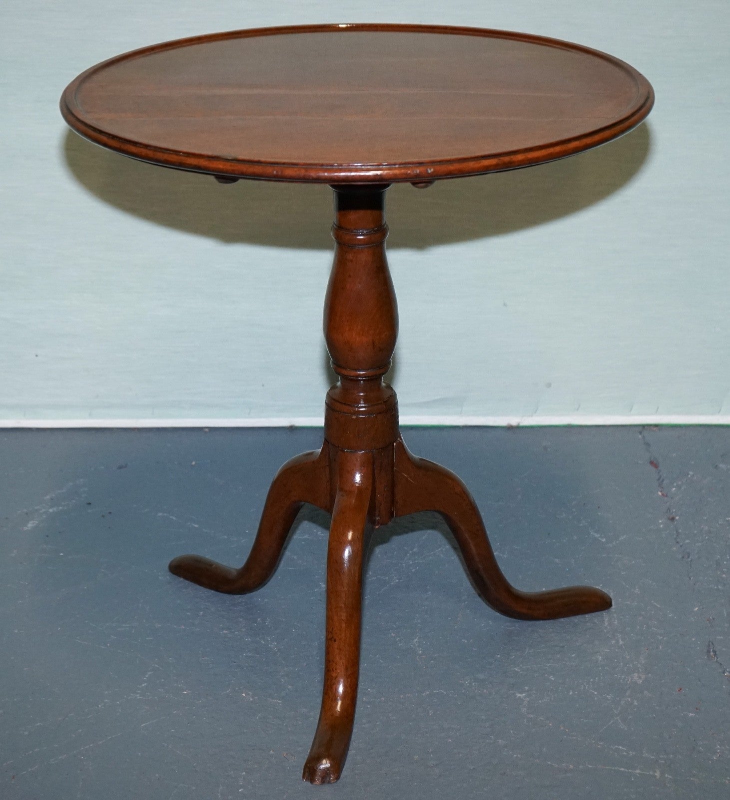 VICTORIAN HARDWOOD TILT TOP TRIPOD TABLE ROUND SIDE OR WiNE TABLE