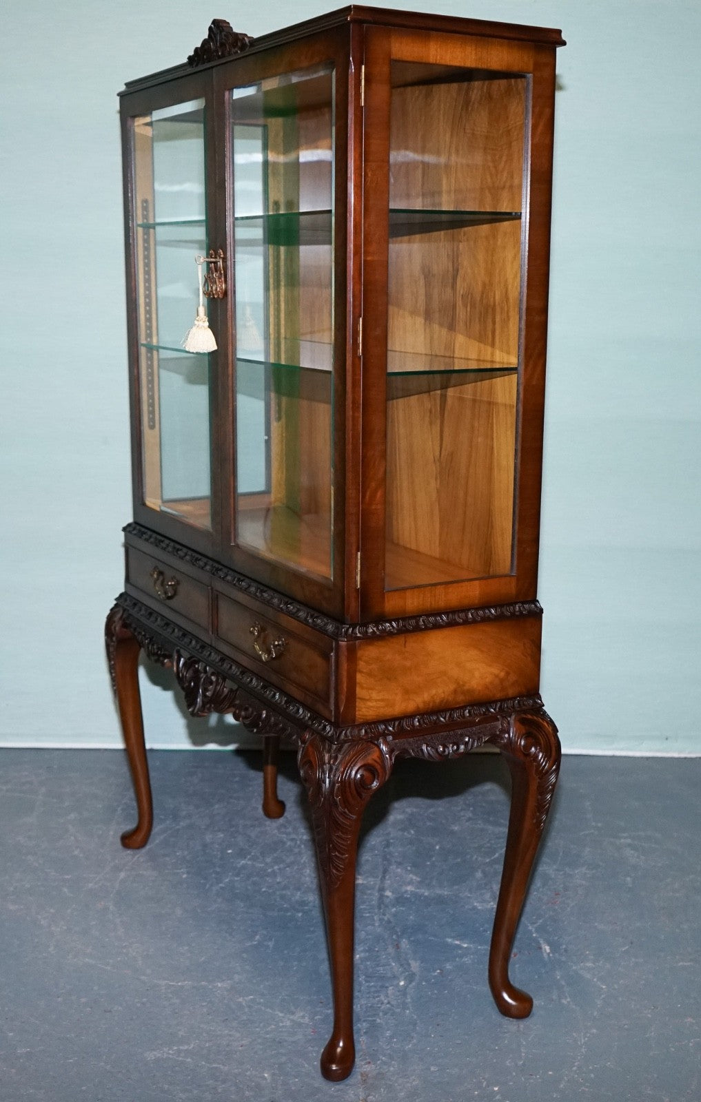 VINTAGE CARVED QUEEN ANNE STYLE DISPLAY CABiNET BOOKCASE