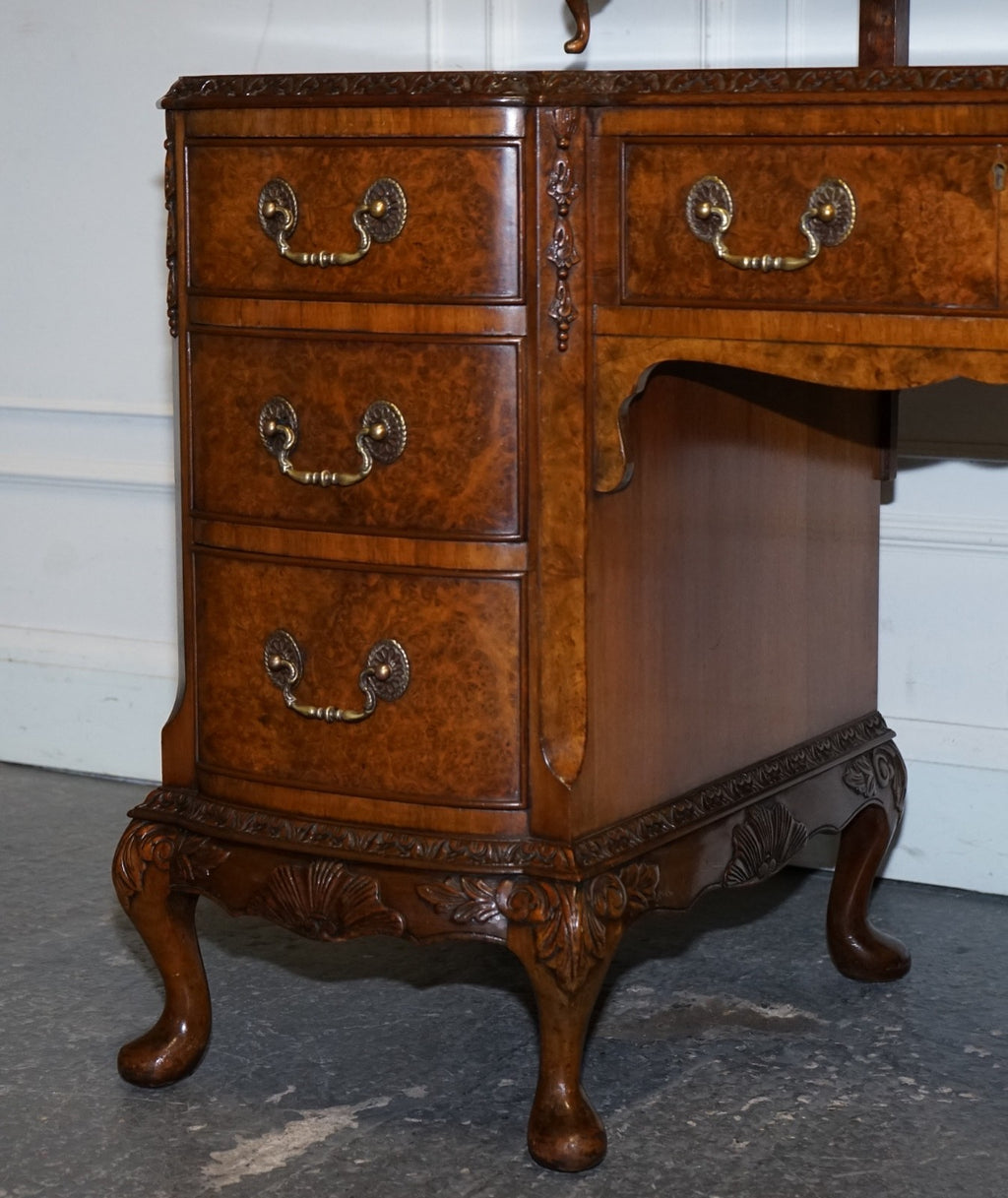 FINE ANTIQUE 1920'S BURR WALNUT HAND CARVED DRESSING TABLE WITH  FOLDING MIRRORS