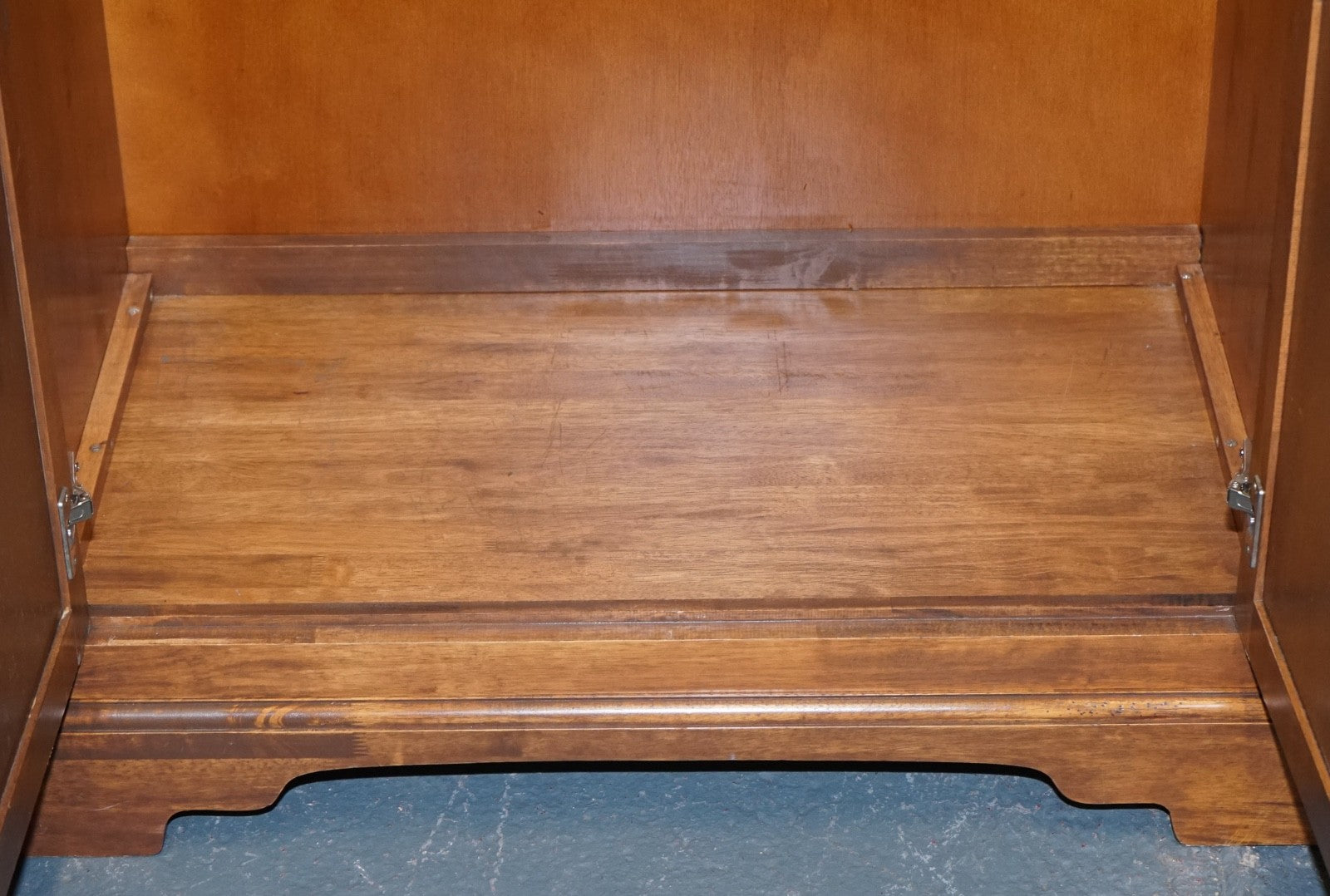 VINTAGE BROWN OAK WILLIS & GAMBIER DOUBLE WARDROBE