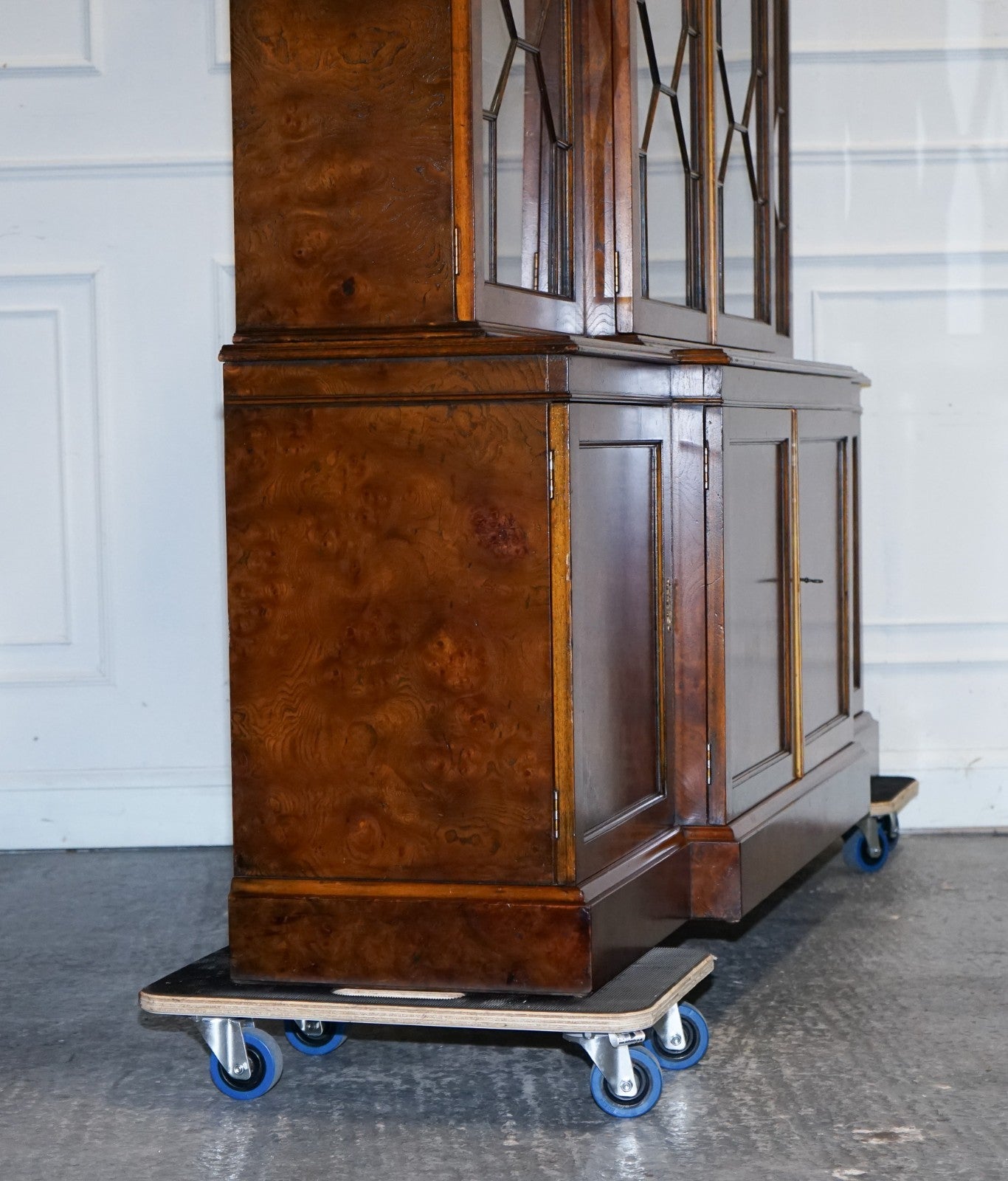STUNNING LARGE GEORGIAN STYLE BURR WALNUT BREAKFRONT DISPLAY CABINET BOOKCASE