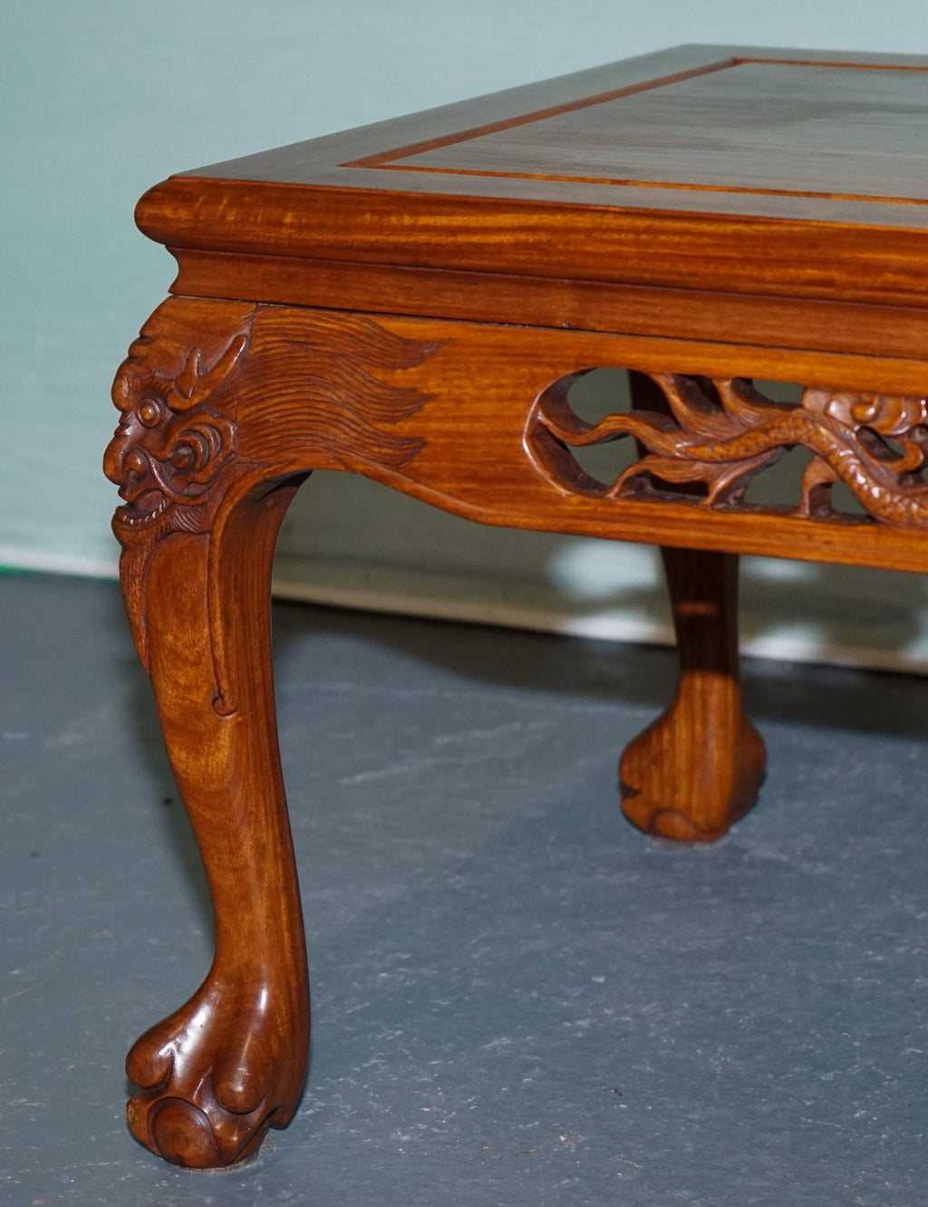 VINTAGE ORIENTAL CHINESE CABRIOLE PAW FEET WITH CARVED DRAGON DESiGN
