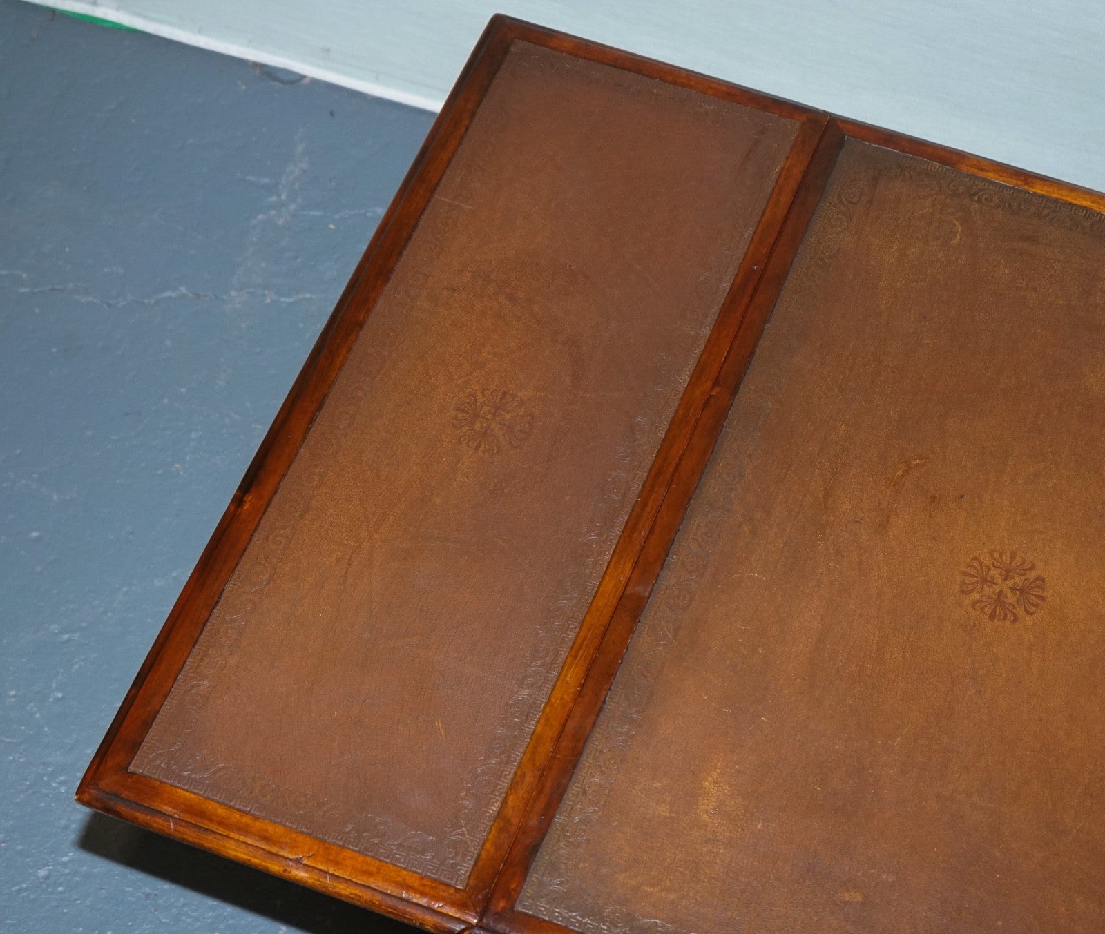 ELEGANT THEODORE ALEXANDER DROP LEAF BARLEY TWIST TABLE WITH LEATHER TOP