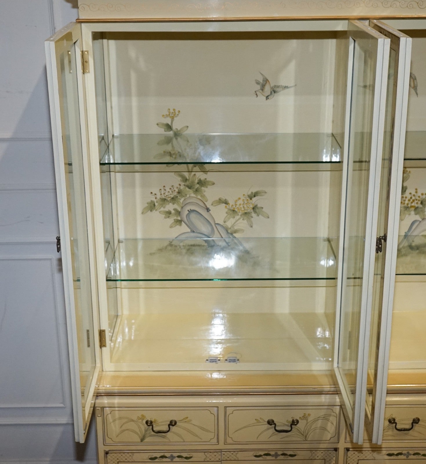 VINTAGE ORIENTAL ASIAN CHINOISERIE CREAM LACQUER HAND PAINTED DISPLAY CABINET