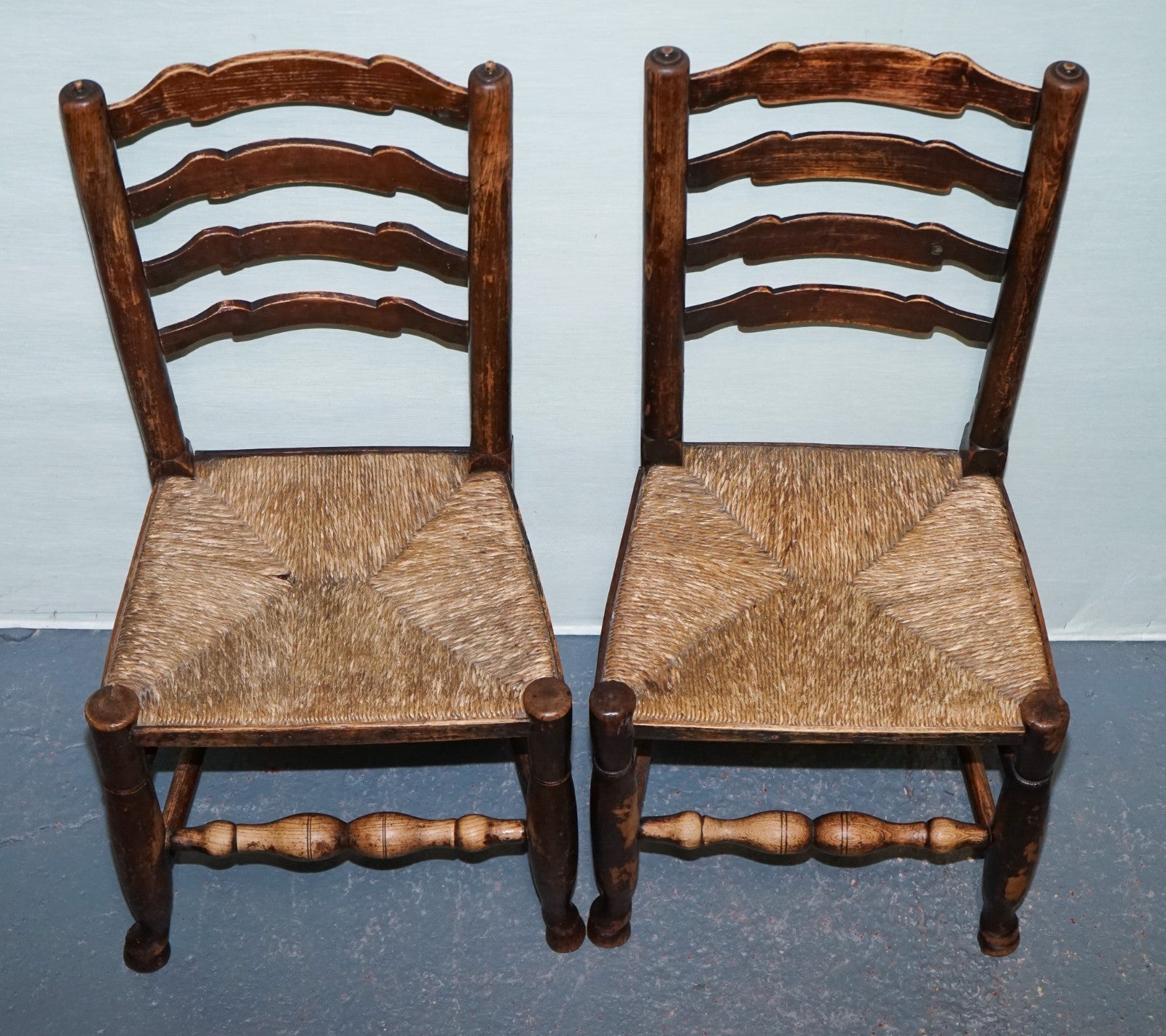 SET OF FOUR SOLID OAK COUNTRY HOUSE STRAW SEAT LADDER BACK DINING CHAIRS