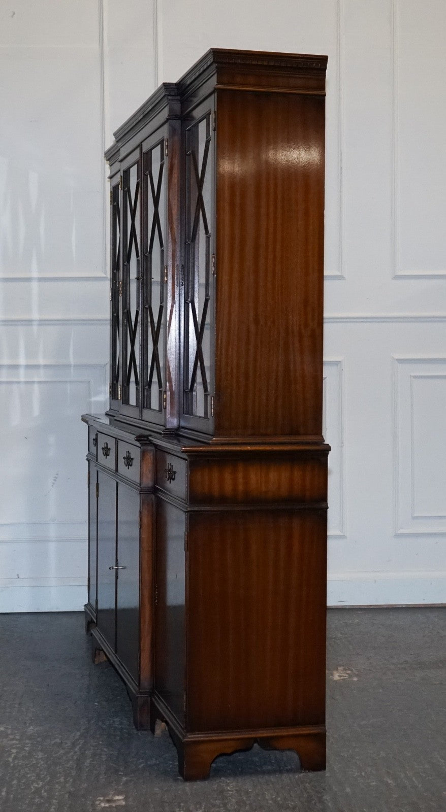 STUNNING GEORGIAN STYLE BREAKFRONT FOUR DOOR DISPLAY CABiNET BOOKCASE