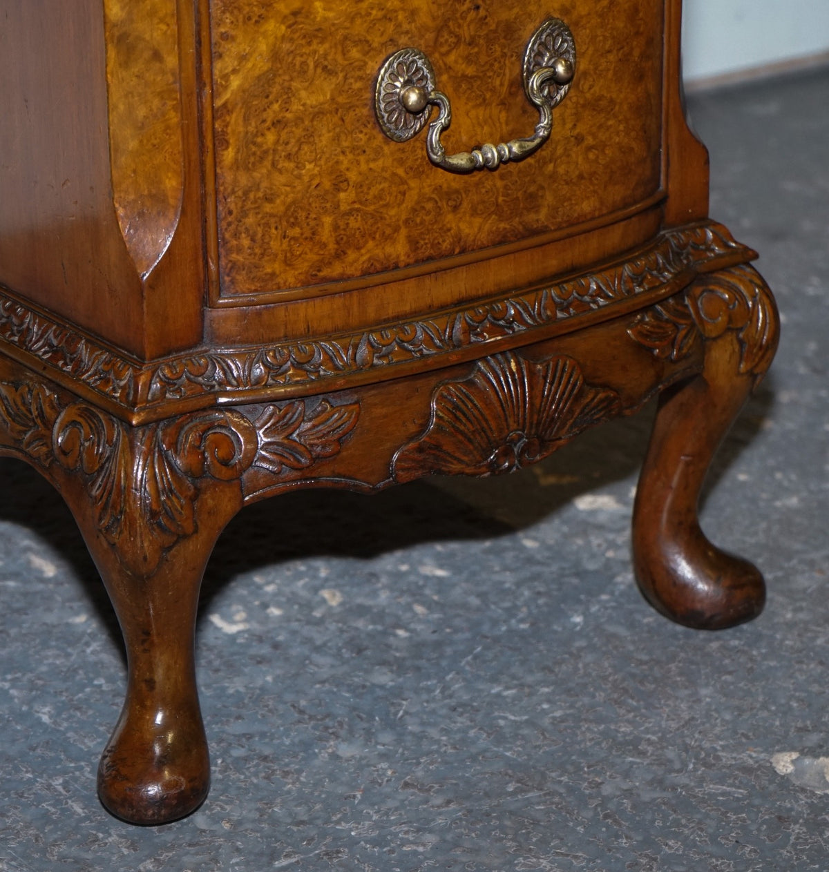 FINE ANTIQUE 1920'S BURR WALNUT HAND CARVED DRESSING TABLE WITH  FOLDING MIRRORS
