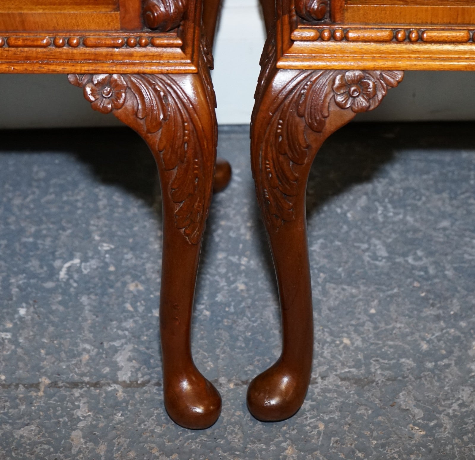 ANTIQUE RESTORED PAIR OF 1920S ART DECO QUEEN ANNE BEDSIDE TABLES NIGHTSTANDS