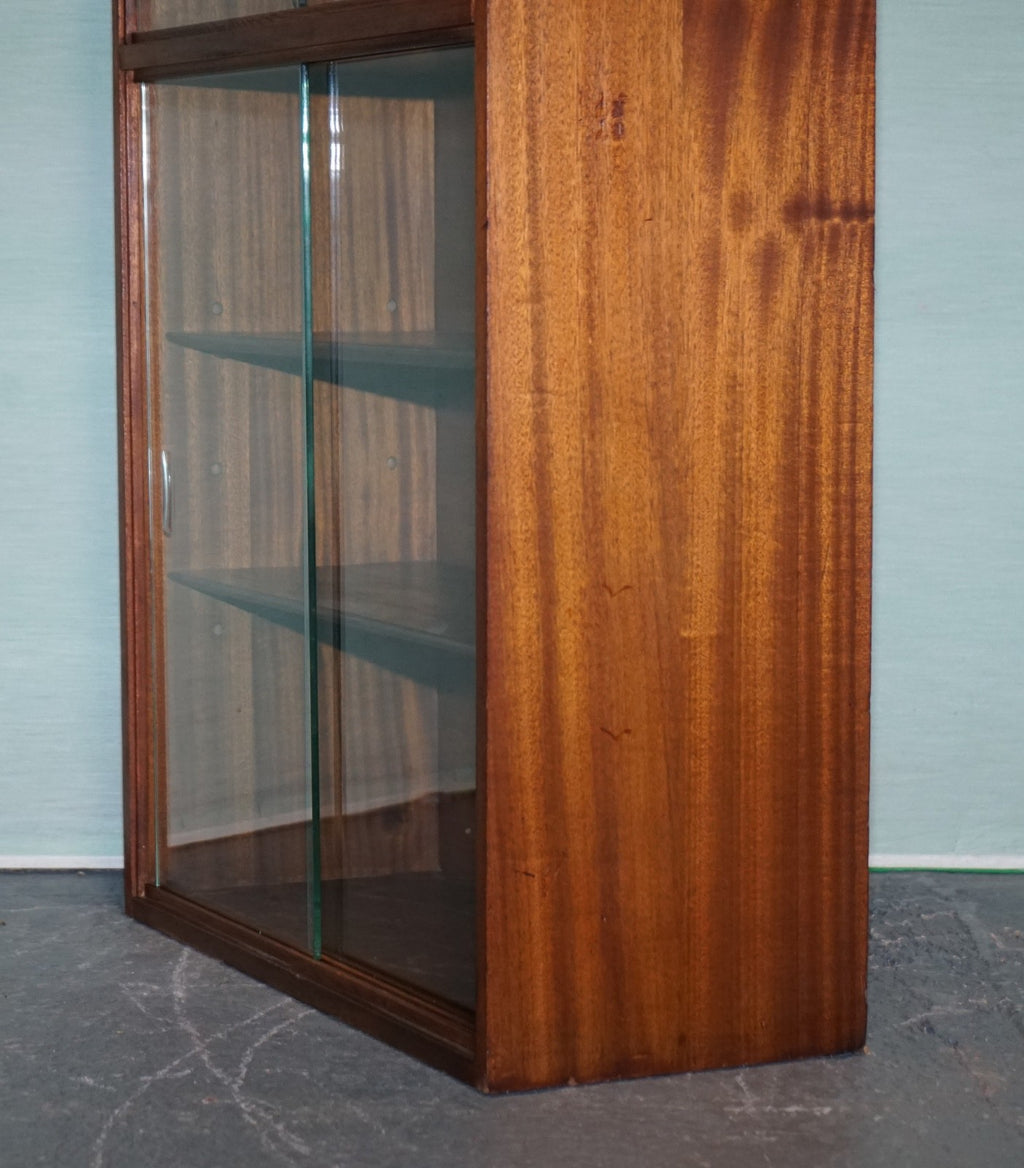 MID CENTURY BOOKCASE DISPLAY CABINET WITH GLASS SLiDING DOORS
