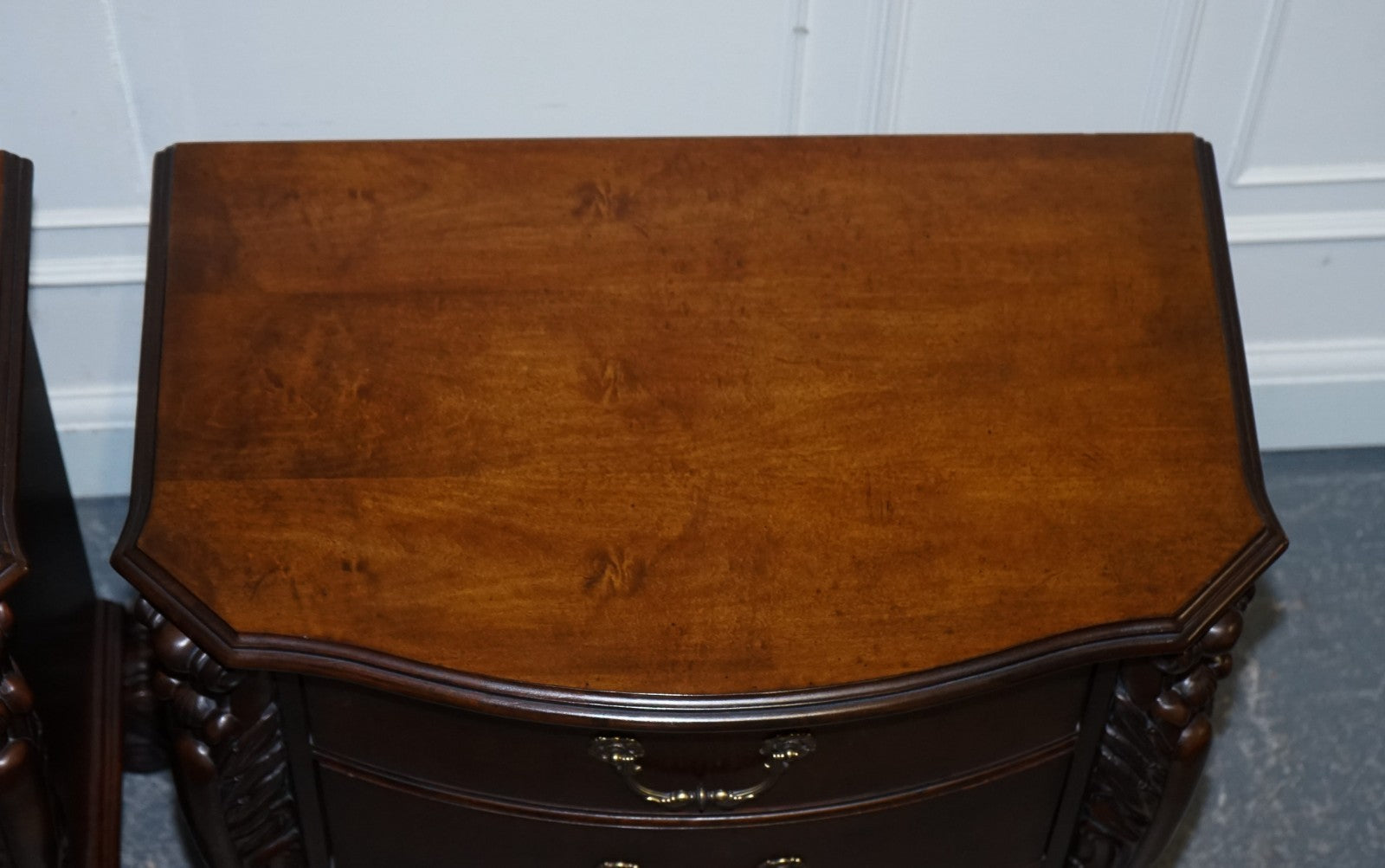 PAIR OF LARGE AMERICAN CHIPPENDALE STYLE NIGHTSTANDS BEDSIDE TABLES