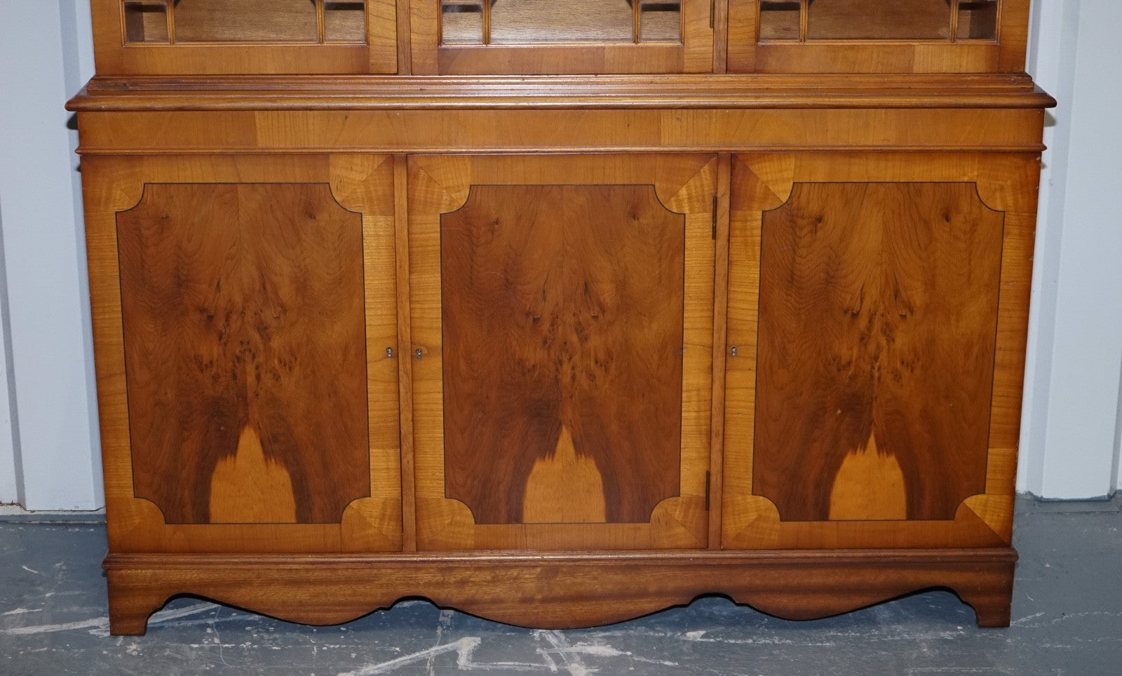 VINTAGE ENGLISH BURR YEW WOOD 3 DOOR ASTRAGAL GLAZED DISPLAY BOOKCASE CABINET
