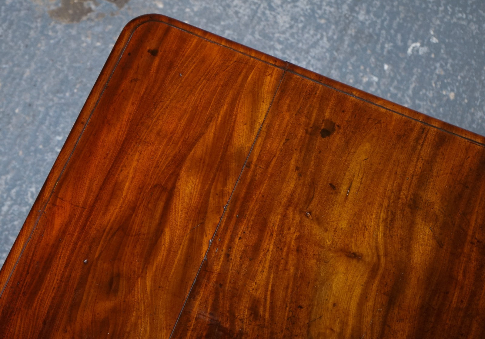 1820s RESTORED ENGLISH ANTIQUE PEDESTAL PEMBROKE DROP LEAF TABLE WITH DRAWER