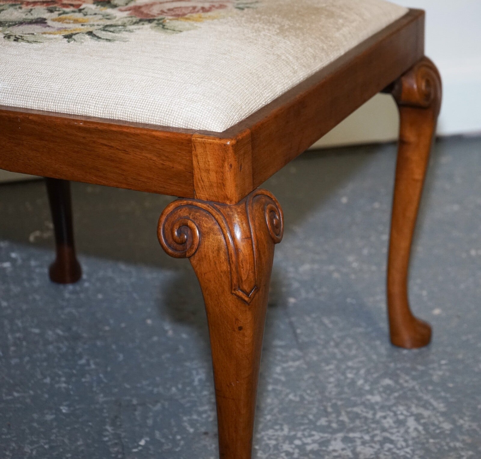 LOVELY DECORATIVE VICTORIAN HAND CARVED QUEEN ANNE LEGS PIANO STOOL
