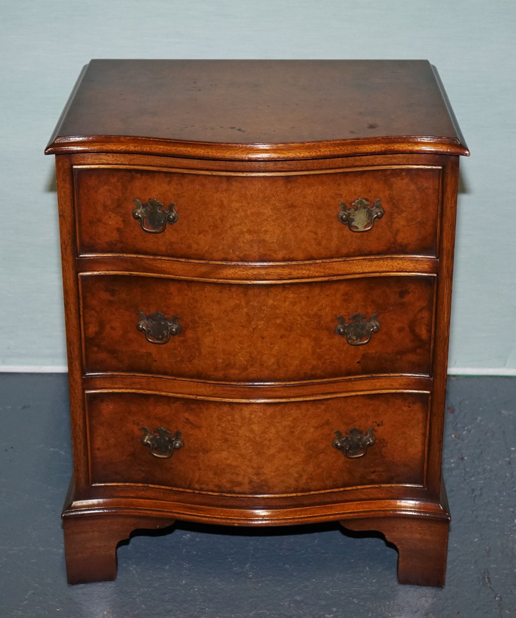 BEVAN FUNNELL REPRODUX BURR WALNUT SERPENTINE CHEST DRAWER BEDSIDE CABINET