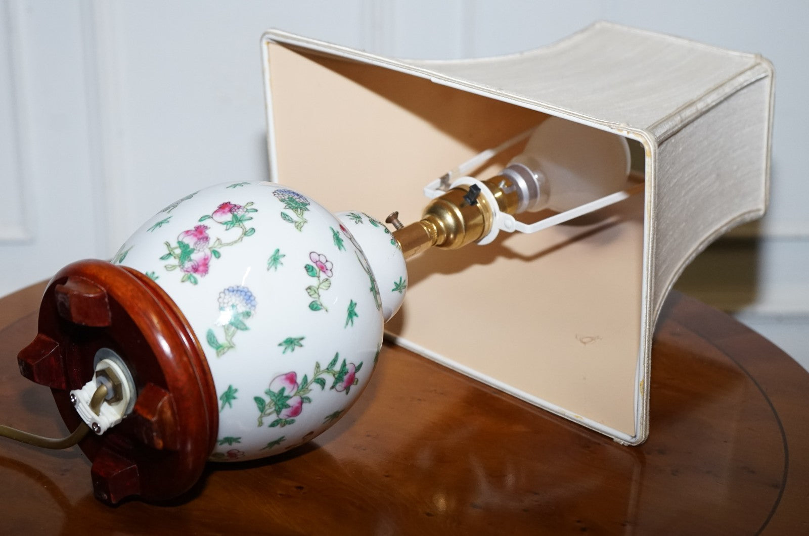 PAIR OF VINTAGE ORIENTAL ASIAN HAND PAINTED TABLE LAMPS WITH LAMP SHADES