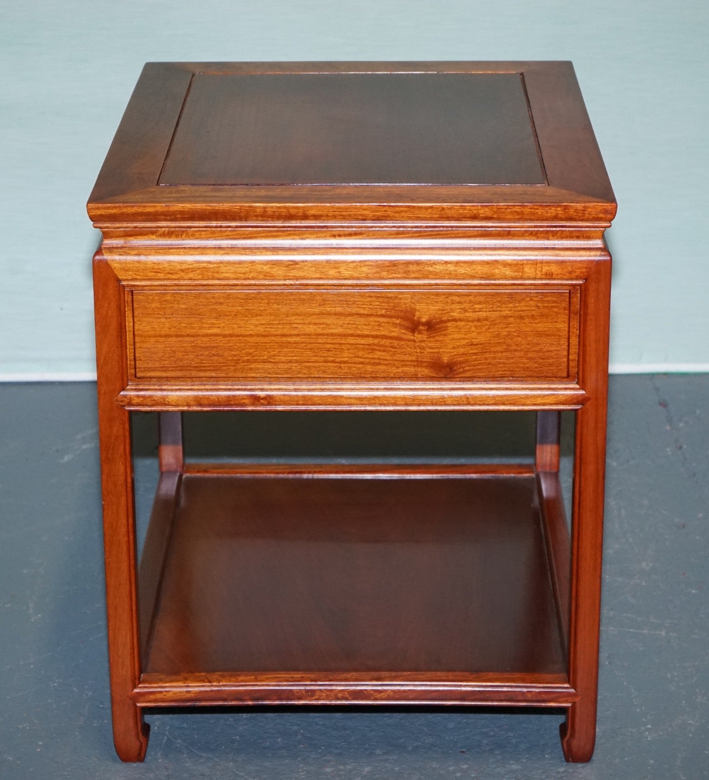 VINTAGE ORIENTAL CHINESE MiD CENTURY SIDE TABLE WiTH DRAWER AND SHELF