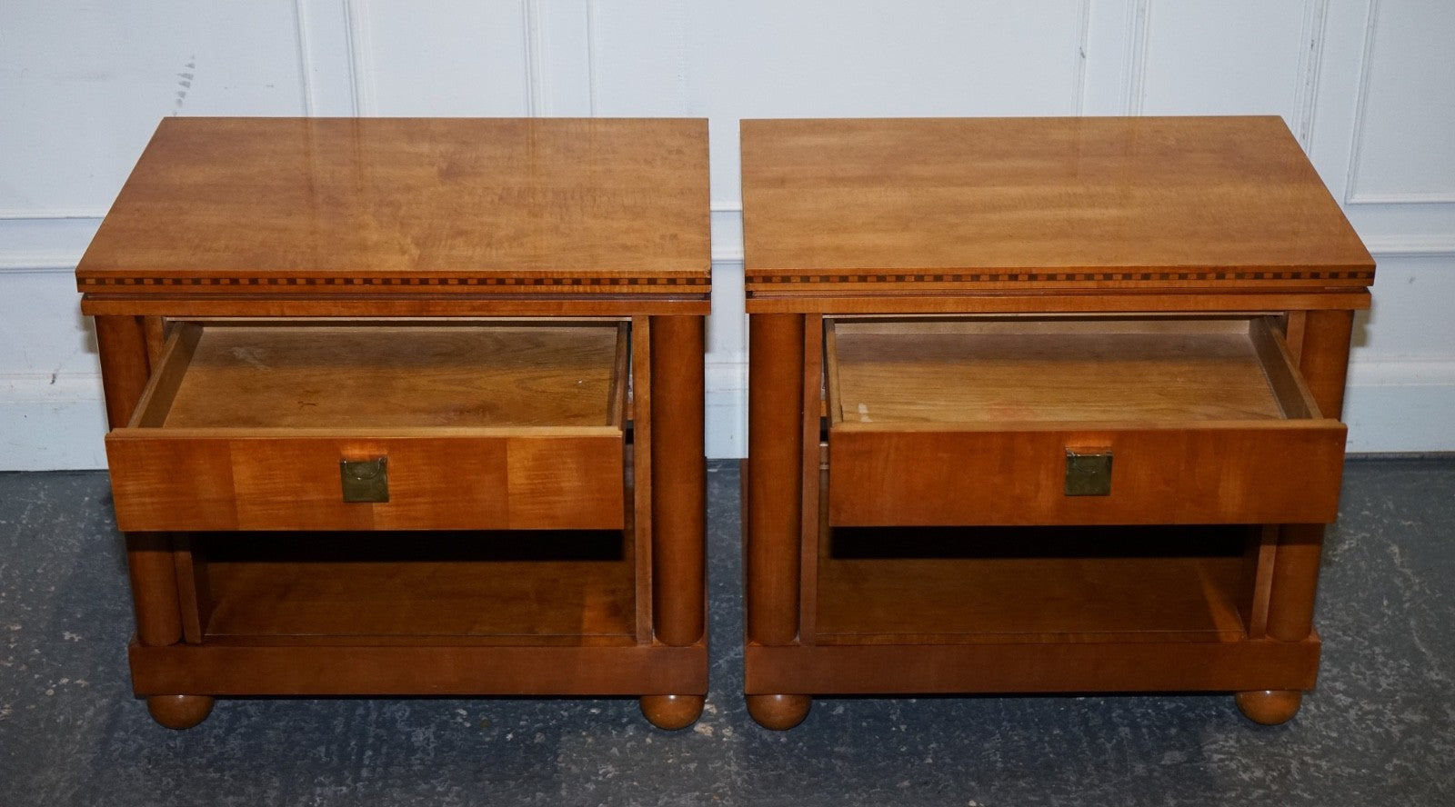 PAIR OF AMERICAN HICKORY WHITE GENESIS BIEDERMEIER NIGHTSTANDS BEDSIDE TABLES