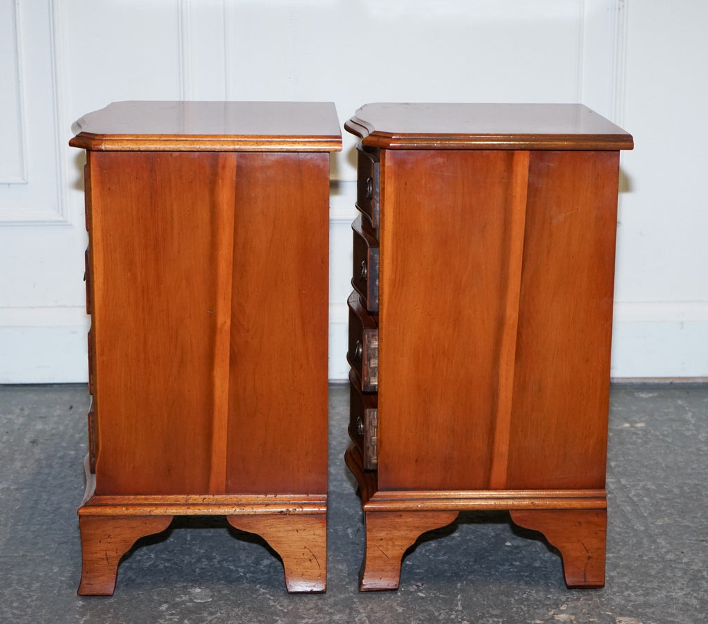 COMPACT SERPENTINE FRONT PAIR OF GEORGIAN STYLE YEW WOOD BEDSIDE NiGHTSTANDS