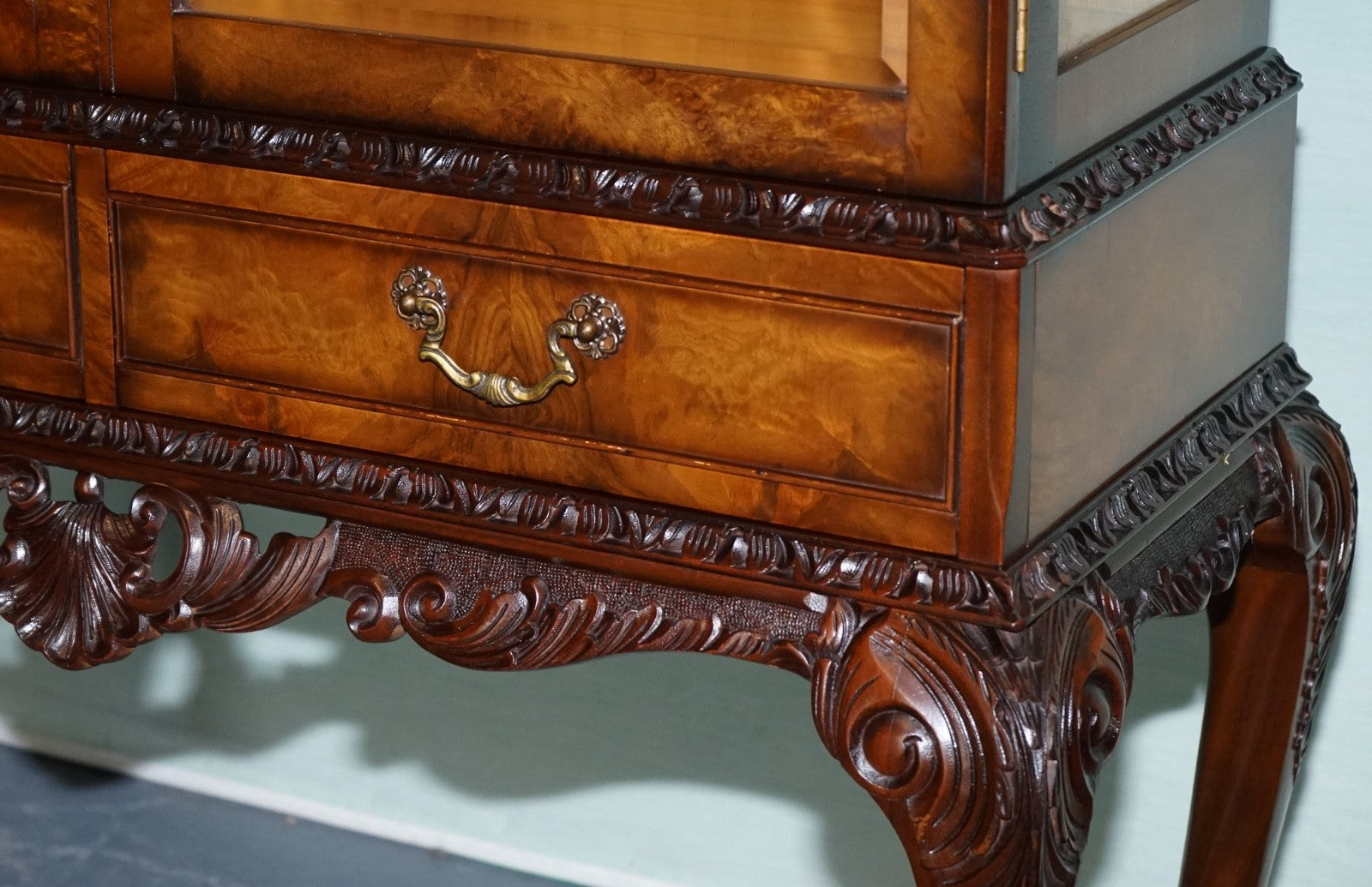 VINTAGE CARVED QUEEN ANNE STYLE DISPLAY CABiNET BOOKCASE